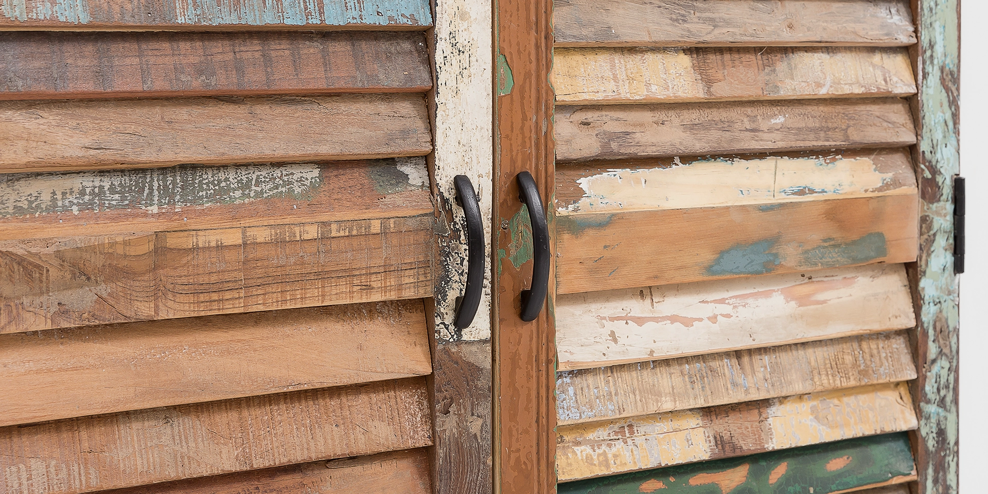 Detailaufnahme Holzmaserung und Kante des Perth-Tisches, geölte Holzoberfläche in warmen Naturtönen, feine Porenstruktur