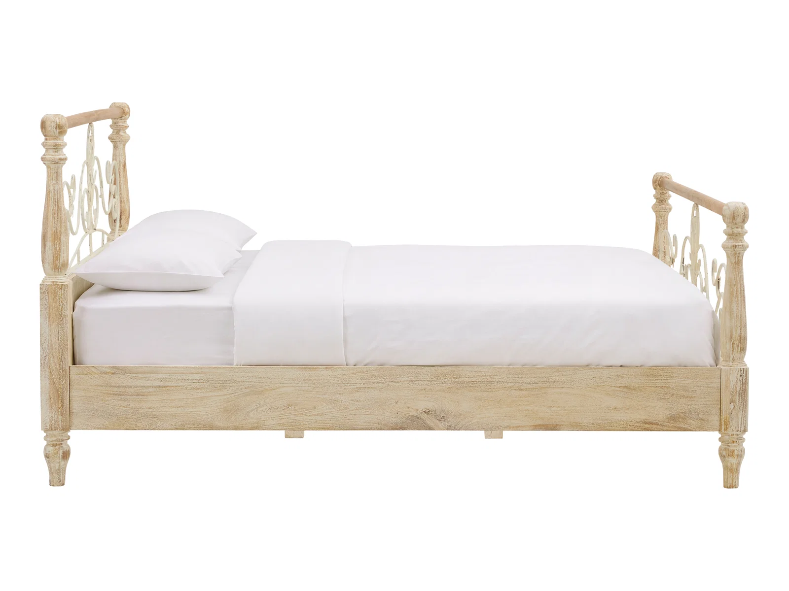 Freisteller: Weißes Holzbett Gladis 180x200 aus Mangoholz, Frontansicht mit Kopf- und Fußteil, ohne Matratze und Lattenrost