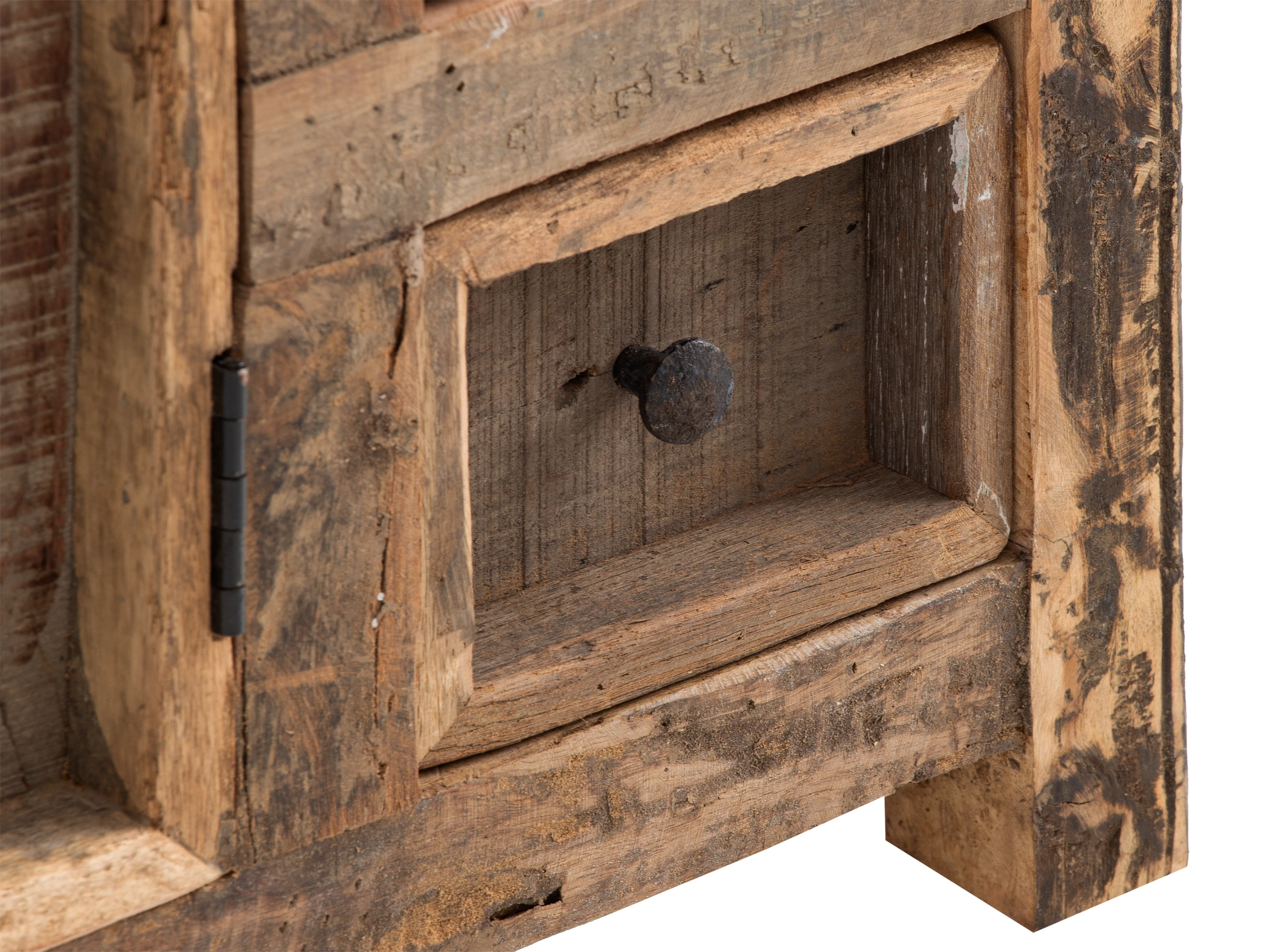 Sideboard Sumatra 4-türig Detailansicht geöffnete Fronttür aus braunem Altholz mit schwarzem Metallknopf (Freisteller)