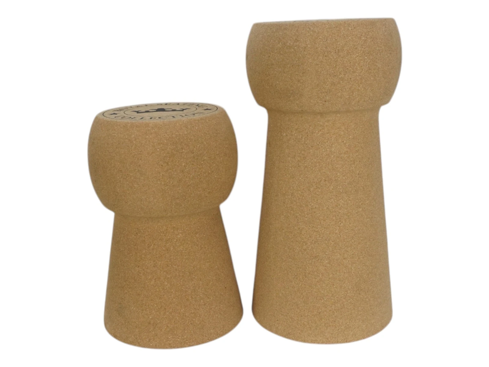 Freisteller 45°-Ansicht zweier brauner Korkhocker „Corky“ (34×50×34 cm) als Produktdetail