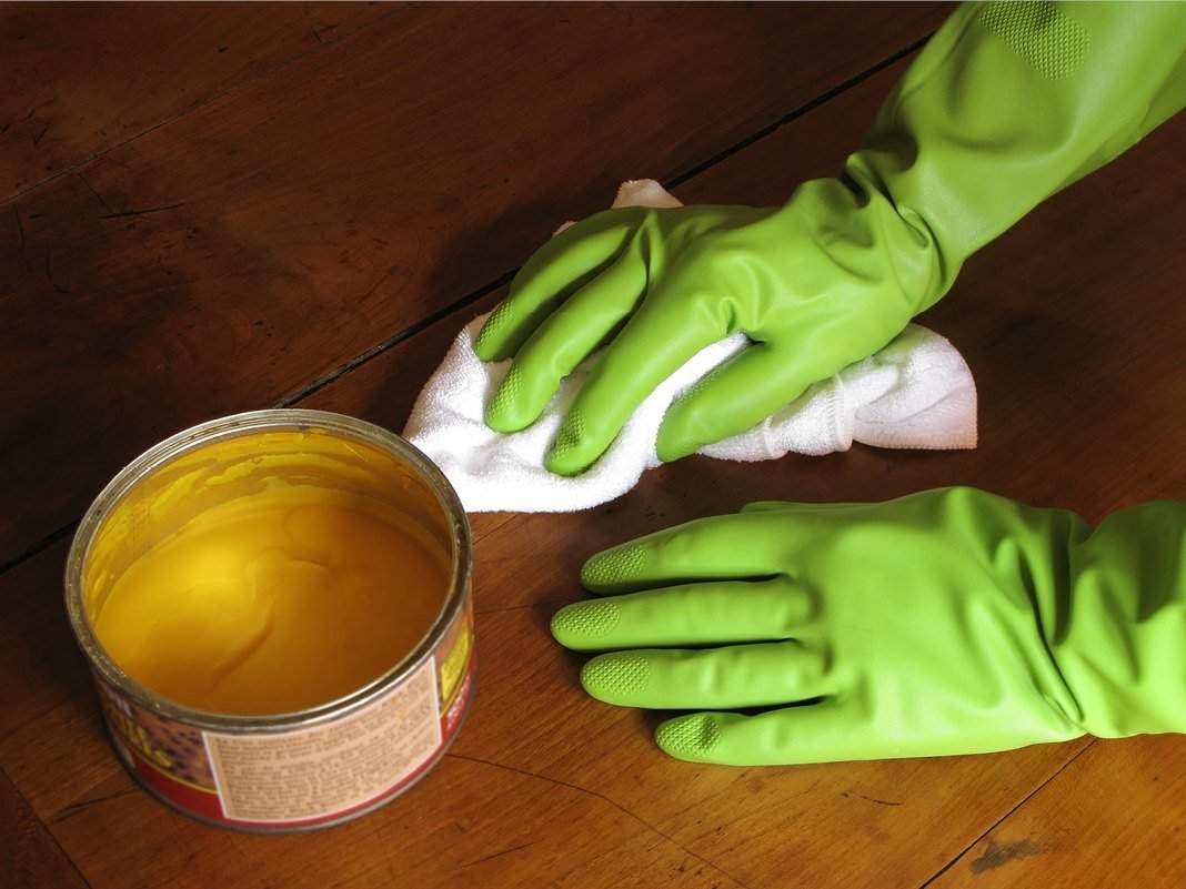 Gewachene Holzoberfläche (Nahaufnahme): betonte Holzmaserung, warme Farbtöne und dezenter Wachs‑Glanz.