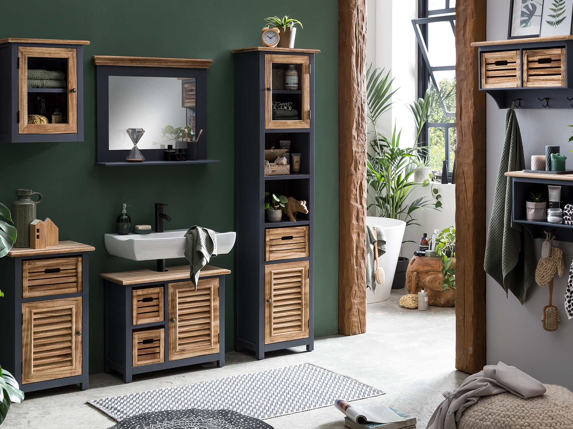 Ambienteaufnahme des Kansas-Holzmöbels in warmem Wohnraum mit sichtbarer Holzmaserung, Dekoration und neutralen Erdtönen