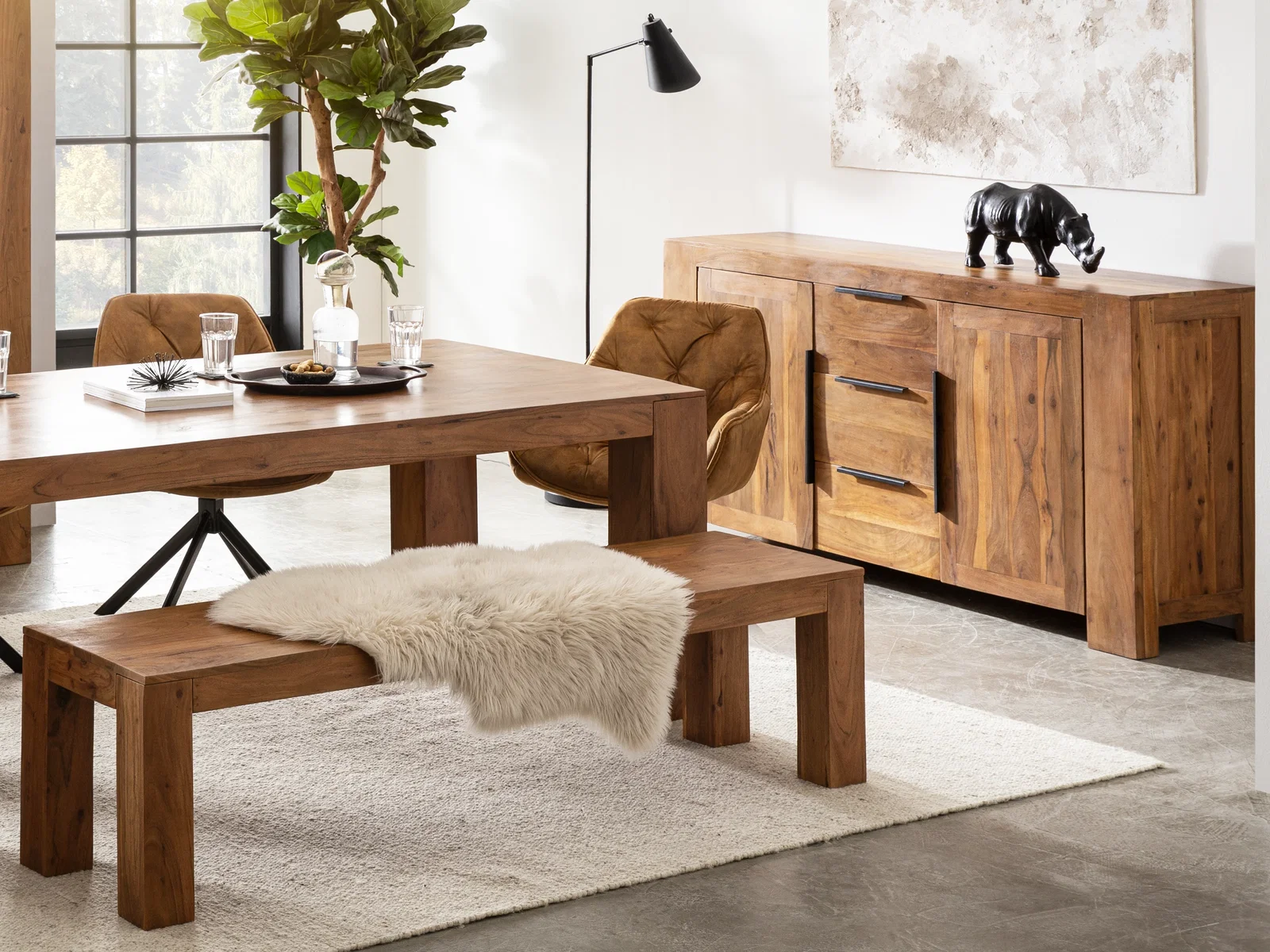 Wohnbeispiel mit Sideboard Osbon aus lackierter Akazie in 45°-Frontansicht, 2 Türen, 3 Schubladen, braun, H90×B175×T45 cm
