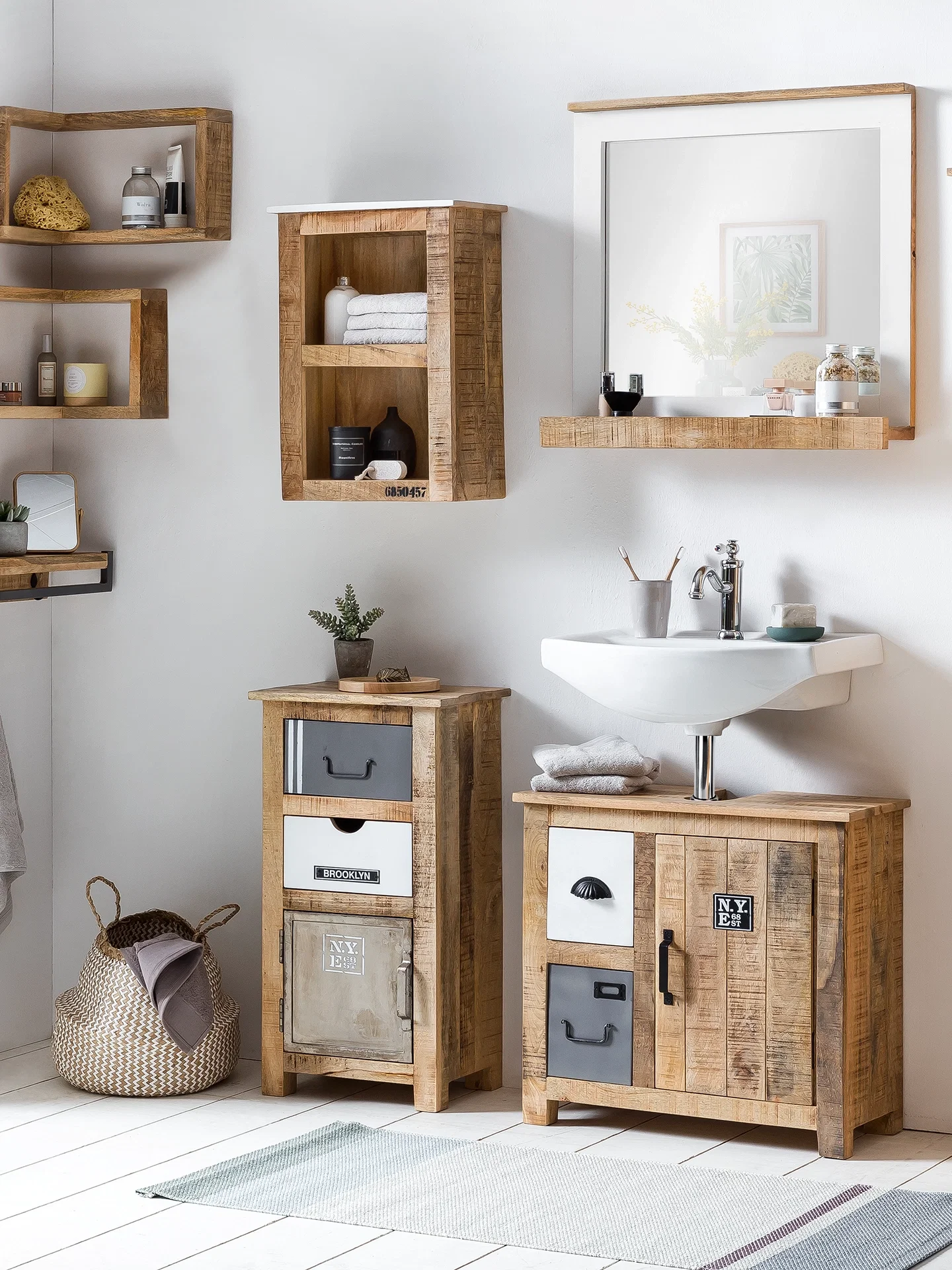 Hohes Sideboard "Pune" in heller Eiche mit schlankem, modernem Design im minimalistischen Wohnambiente