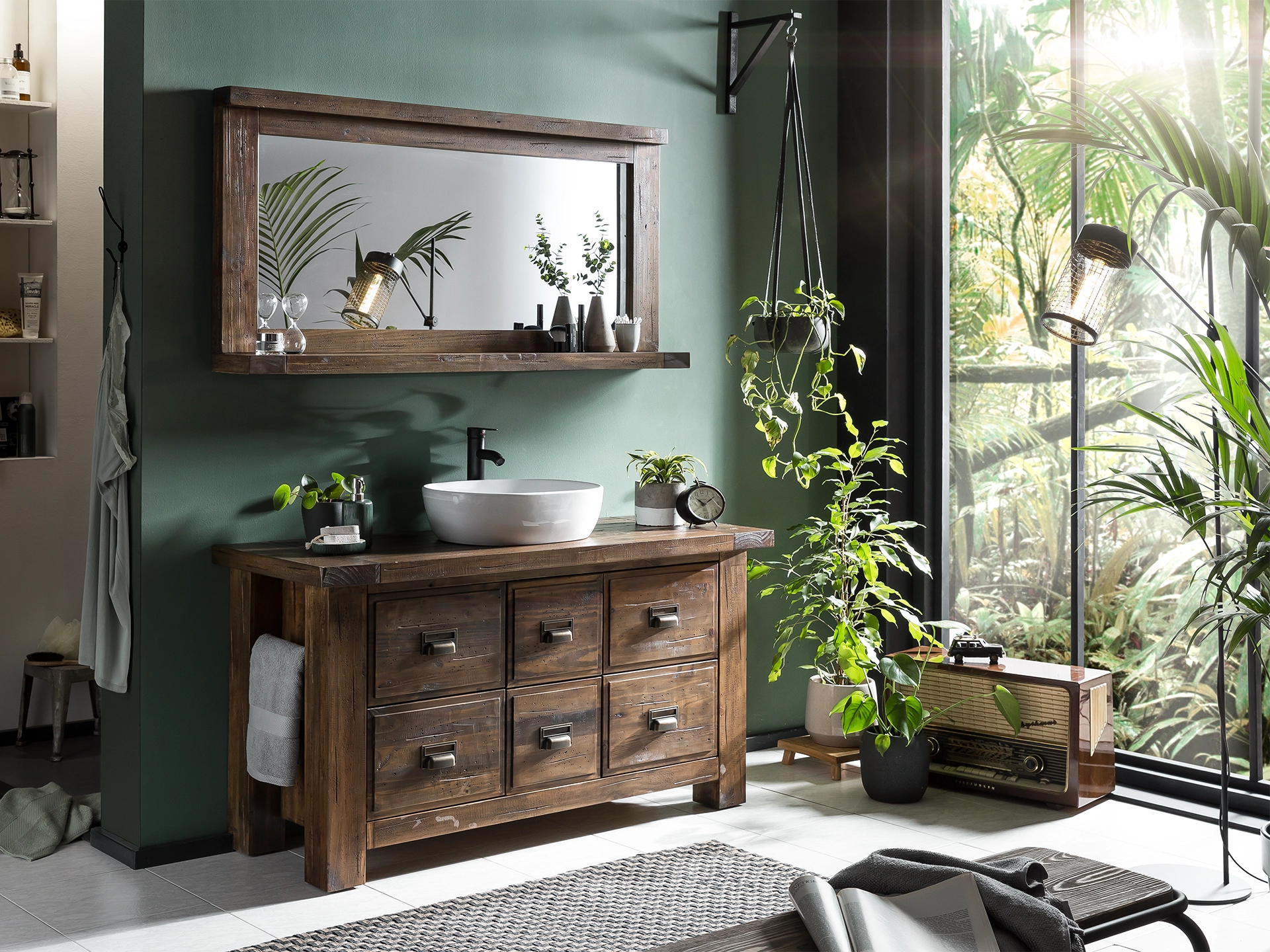 Ambienteaufnahme des Möbelstücks "Cancun" (gespiegelt) in hellem Wohnraum, warmes Massivholz, moderne Optik, natürliche Farbtöne und dezente Dekoration