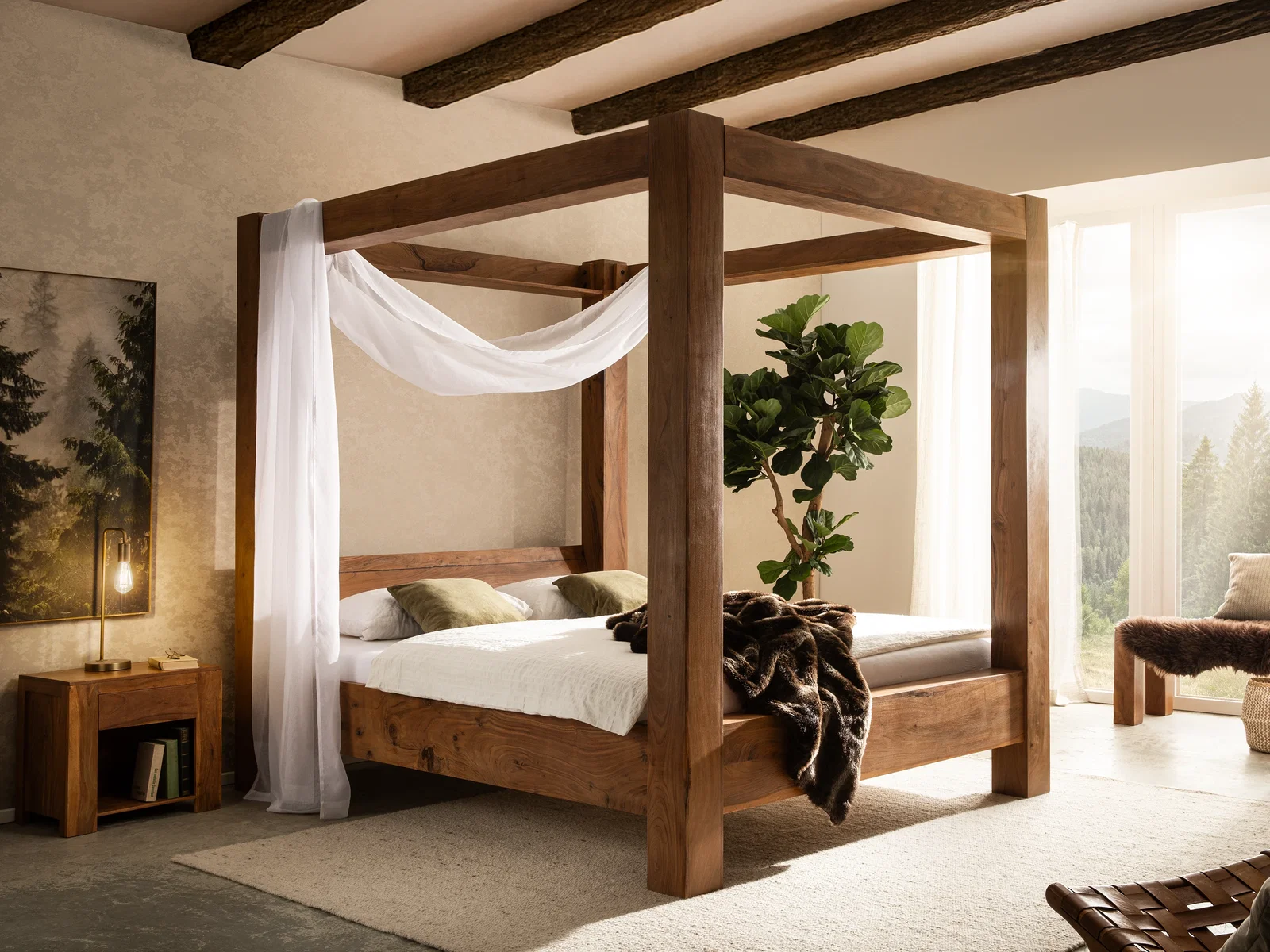 Großes Holzbett mit hohem Himmelbettrahmen, heller Bettwäsche und passendem Nachttisch in warmer Wohnatmosphäre.