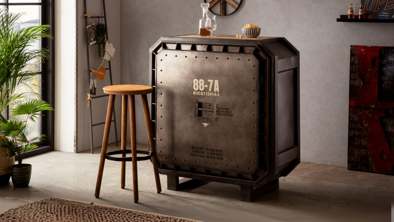 Massiver Eichen-Esstisch, Frontansicht auf weißem Freisteller – sichtbare Maserung, warmer Honigton, modern-rustikales Design.