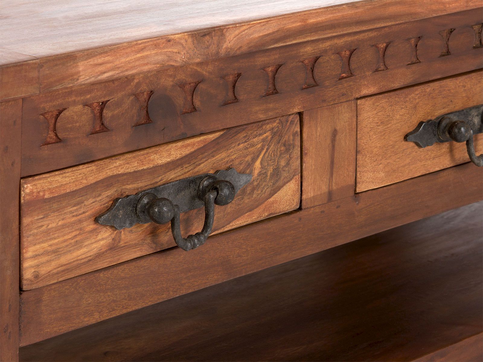 Front-Detail Couchtisch Merlow Akazie 45°-Ansicht, lackiertes Akazienholz, 3 Schubladen mit antik-matten Metallgriffen.