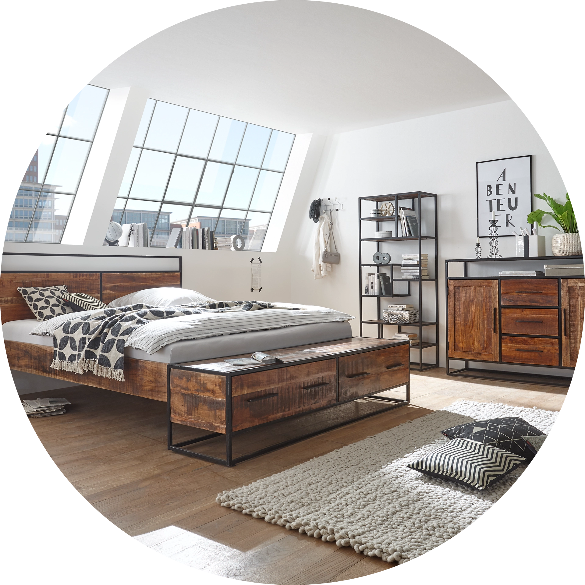 Modernes Wohnambiente: warme Holzoberflächen kombiniert mit schwarzen Metallakzenten, Tisch, Regal und Deko im Industrial-Stil