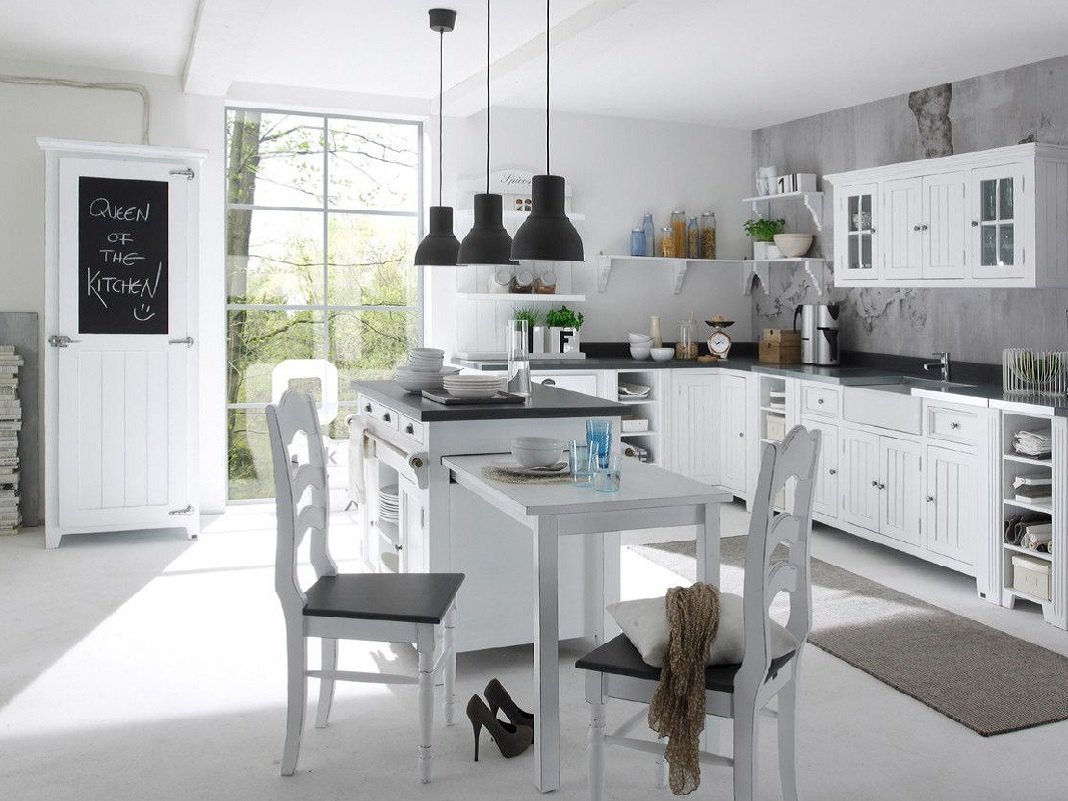 Moderne Holz-Küchenanrichte in heller Küche, dekoriert mit Geschirr, Pflanzen und Deko für ein gemütliches Ambiente