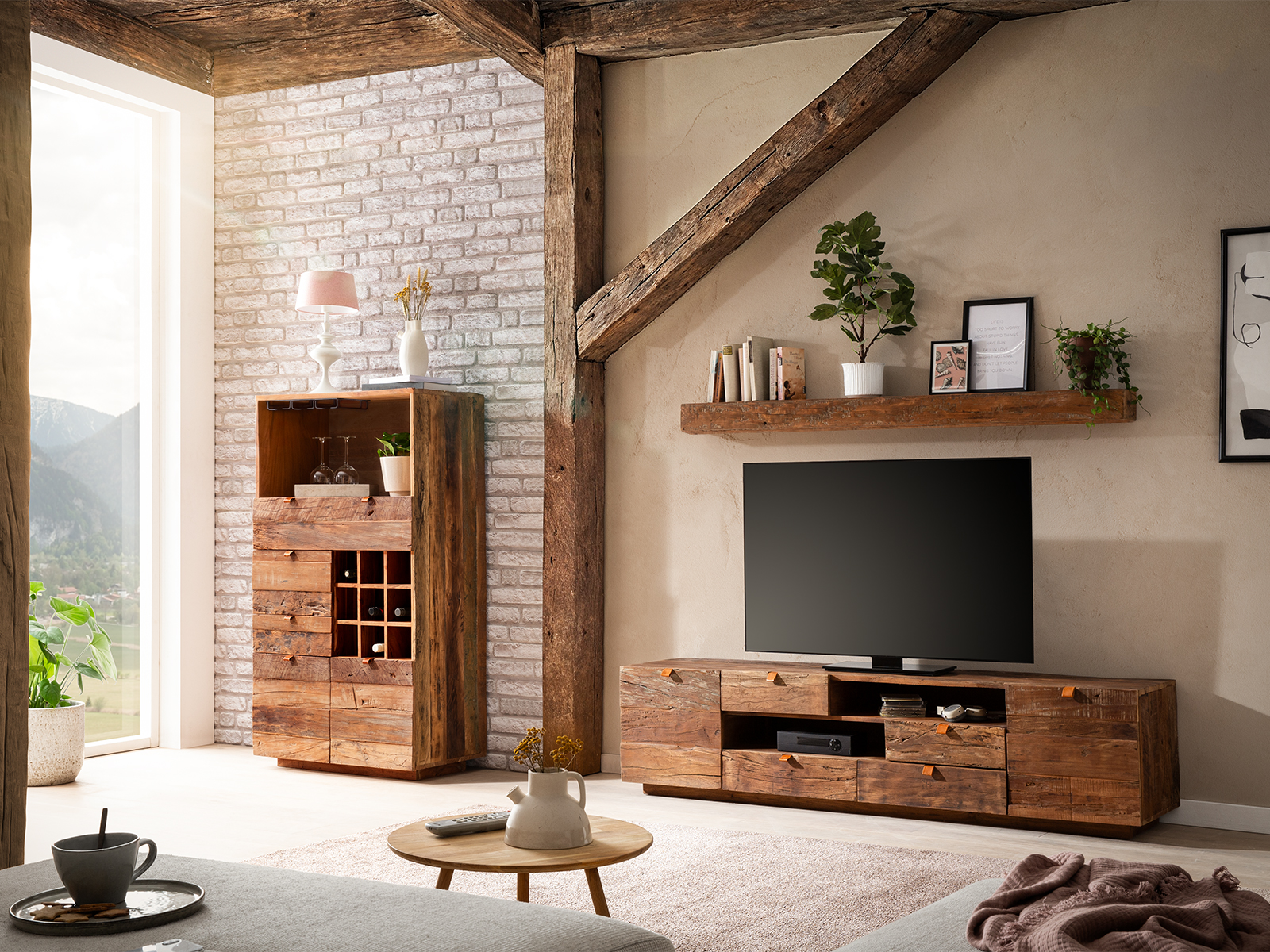 Wohnbeispiel: rustikales Wandboard Oldwood 160 cm aus lackiertem Altholz (B160×H10×T15 cm) in 45°-Ansicht über TV.