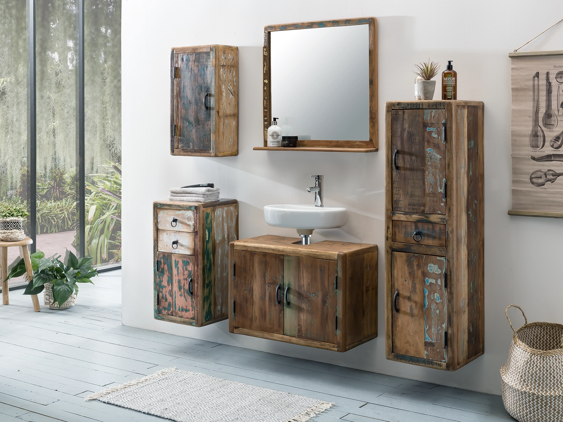 Ambienteaufnahme des Möbelmodells Kalkutta in Holzoptik im modernen Wohnzimmer, warme Holztöne, dezente Deko und helles Ambiente.