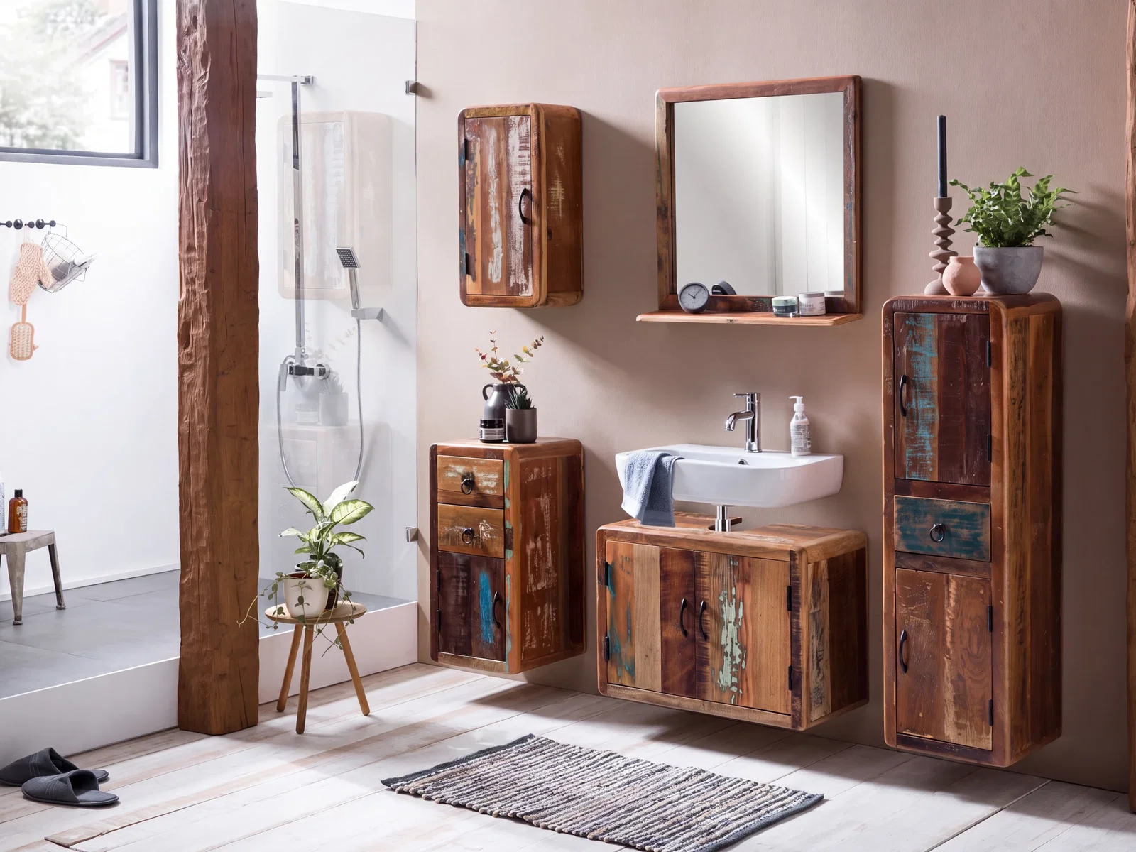 Hängende Badmöbel aus recycelten Hölzern mit natürlicher Patina und individuellem Vintage-Charakter