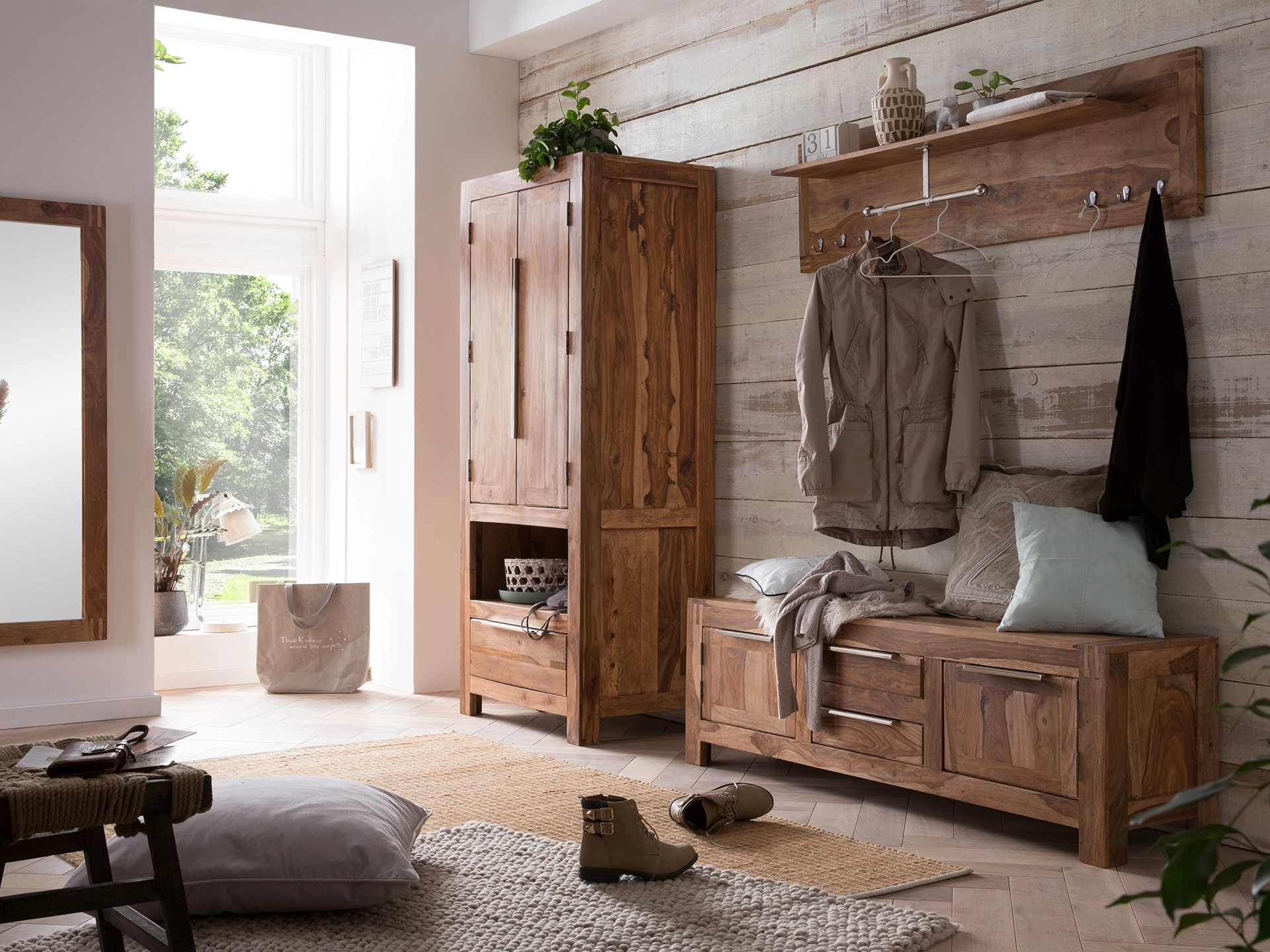 Massives Holzmöbel "Stark" im warmen Wohnambiente, rustikales Design mit sichtbarer Holzmaserung und dezenter Dekoration