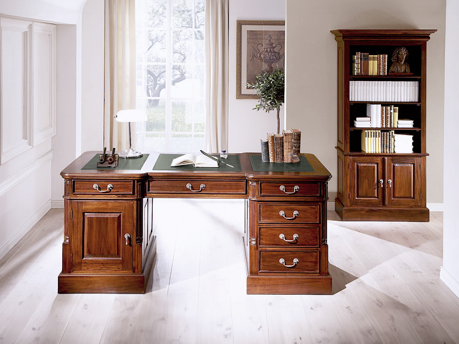 Wohnbeispiel Frontansicht Schreibtisch Cambridge aus lackiertem Mahagoniholz mit grünem Leder-Schreibfeld, 160×80×80cm