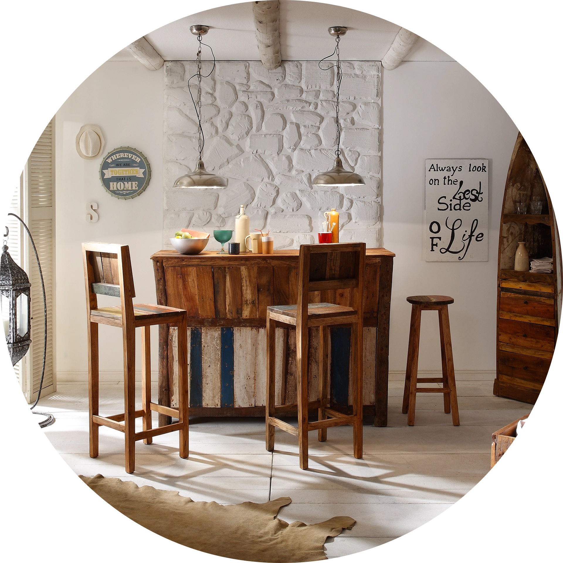 Südsee‑Flair Wohnzimmer mit Rattanmöbeln, hellem Holz, Palmenblättern und leichter, maritim‑tropischer Dekoration