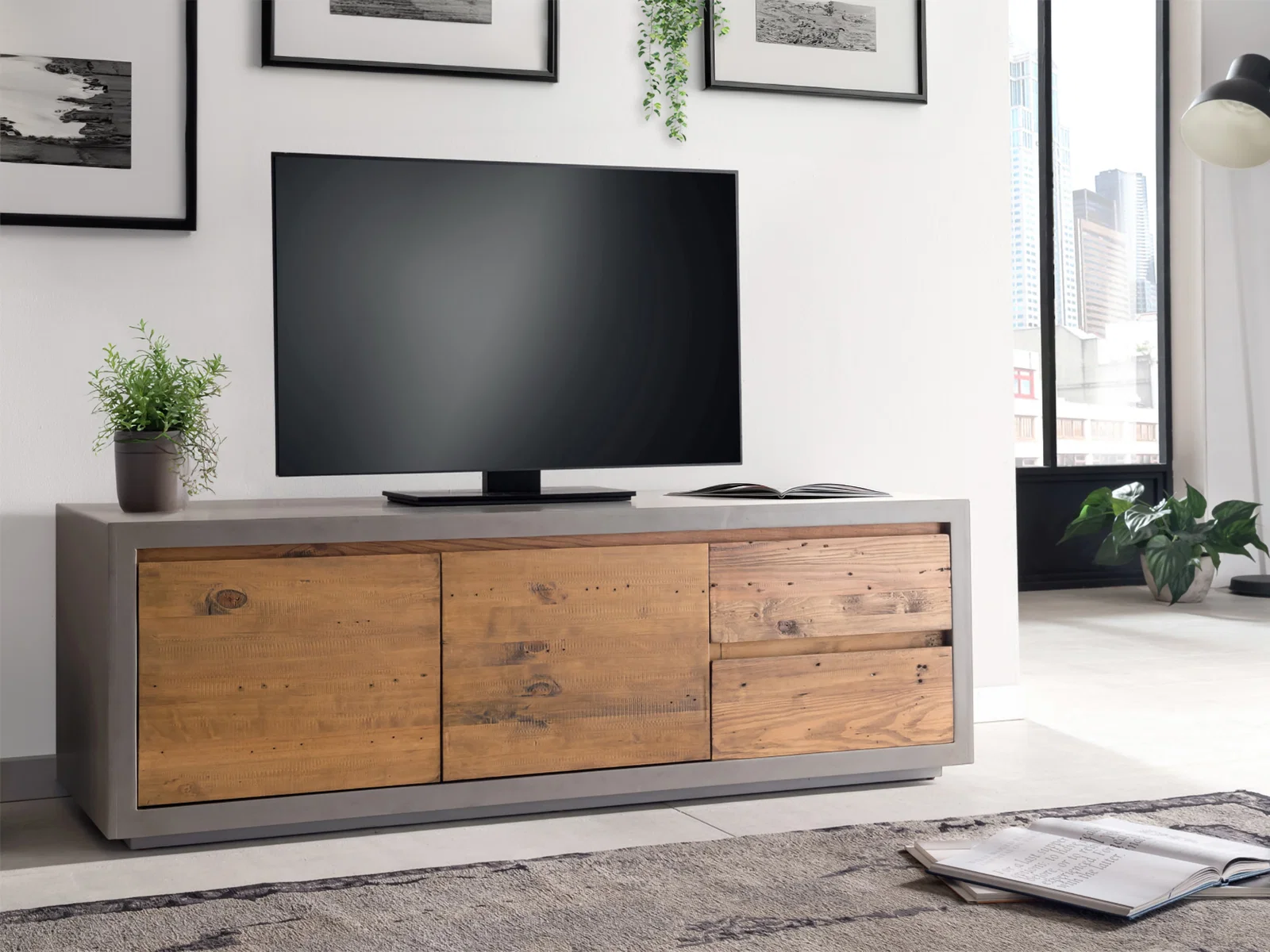 Burnham Holzmöbel in warmem Wohnambiente, massives Holz, natürliche Farbtöne und modernes, schlichtes Design.