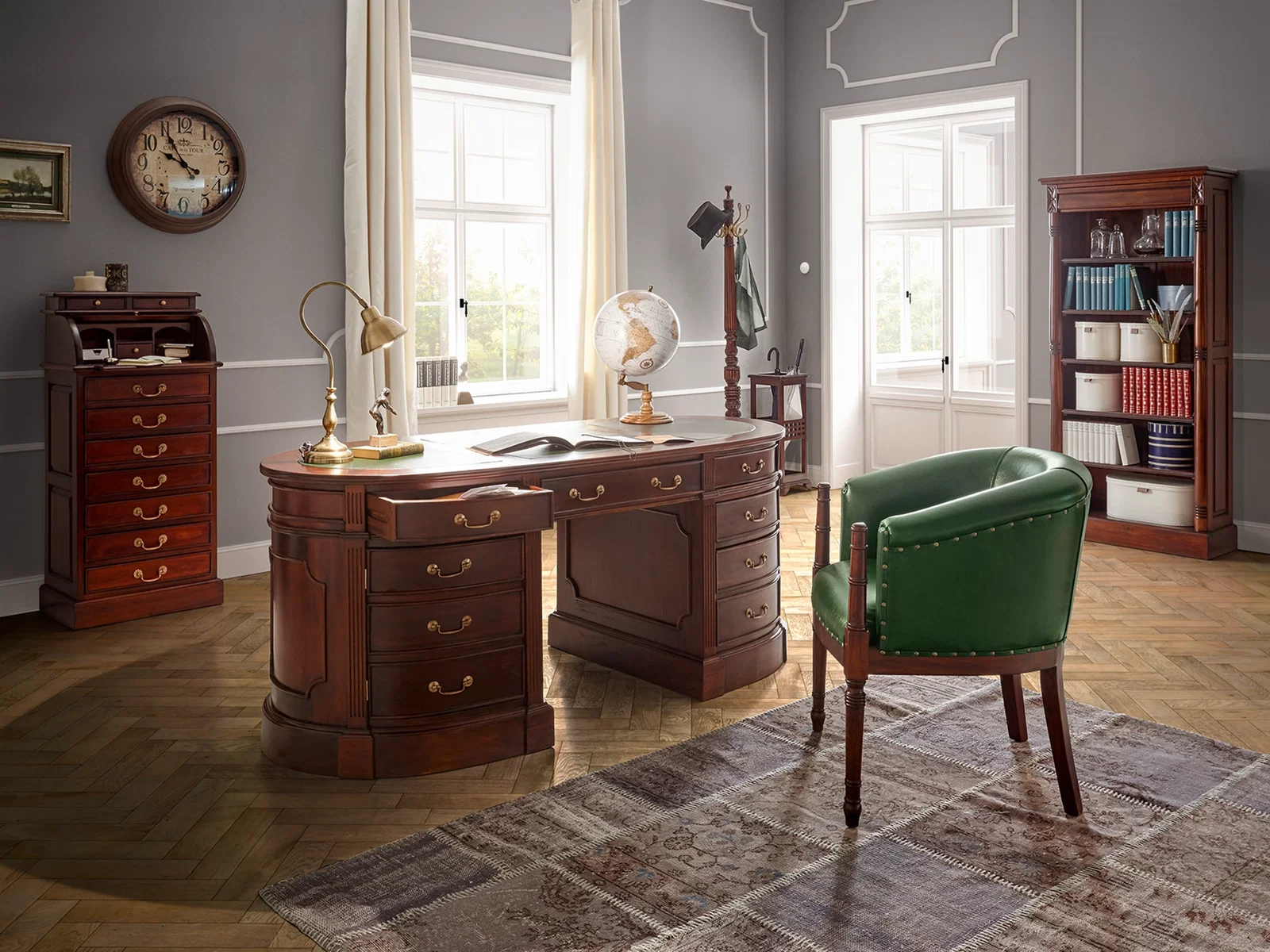 Ovaler Schreibtisch Cambridge in Braun mit mehreren Schubladen und grünem Stuhl in einem klassisch eingerichteten Arbeitszimmer