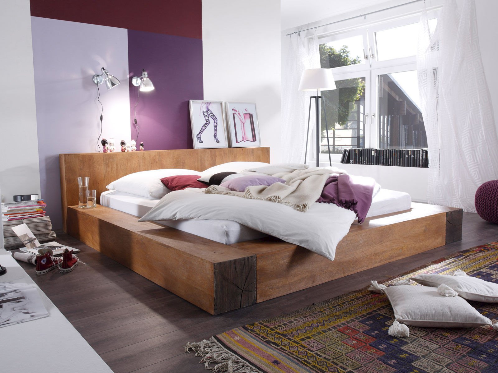 Futonbett in Balkenoptik, niedriges Holz‑Plattformbett mit sichtbarer Maserung, warmes, minimalistisches Schlafzimmerambiente