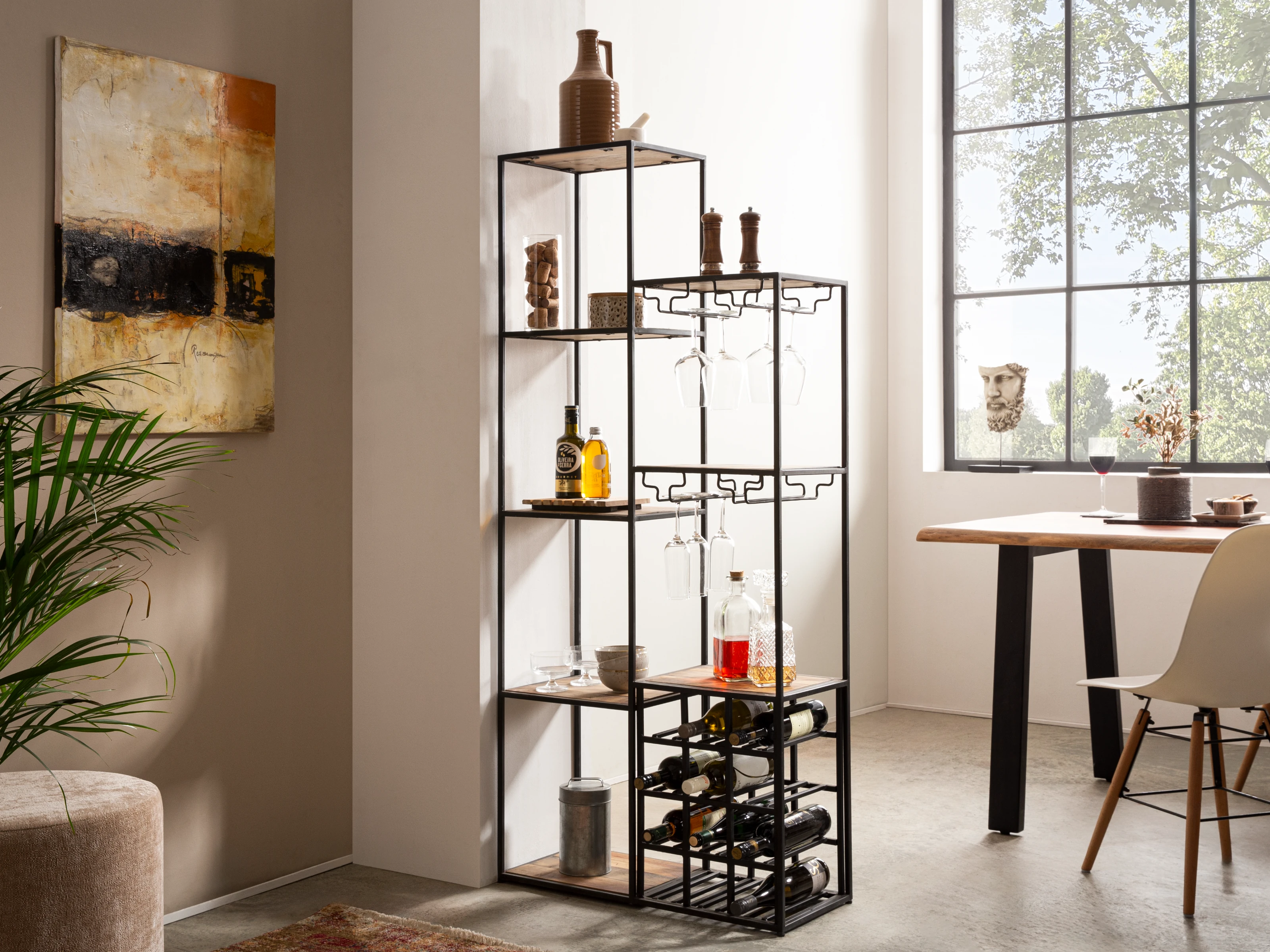 45°-Ansicht Regal Aro aus Metall & Holz in Braun als Wohnbeispiel mit integriertem Weinfach und Glashalter, lackierte Oberfläche.