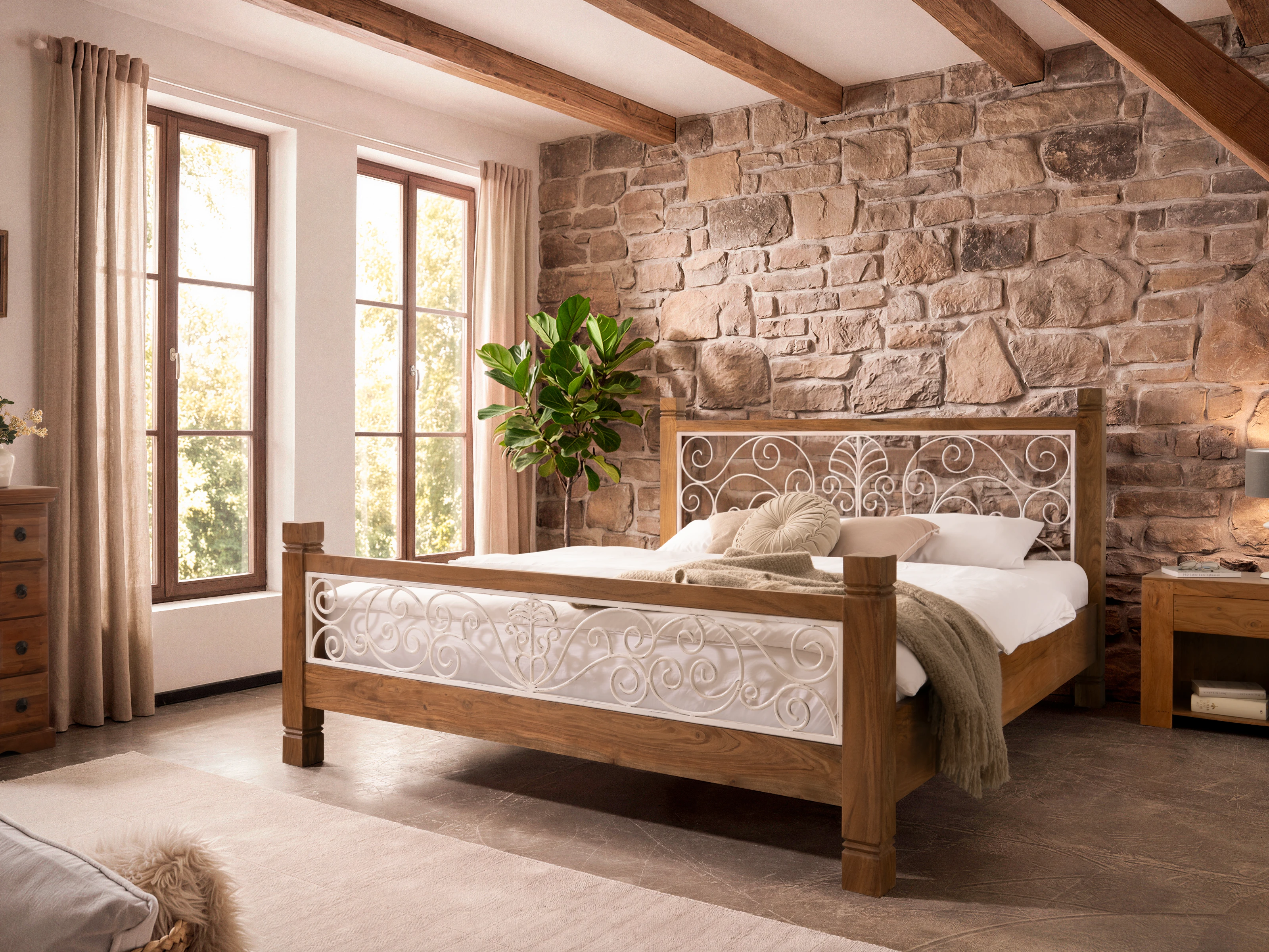 45°-Ansicht Wohnbeispiel: Bett Tasmania Akazie 180x200 aus lackiertem Akazienholz mit Metall-Scrollwork im rustikalen Stil