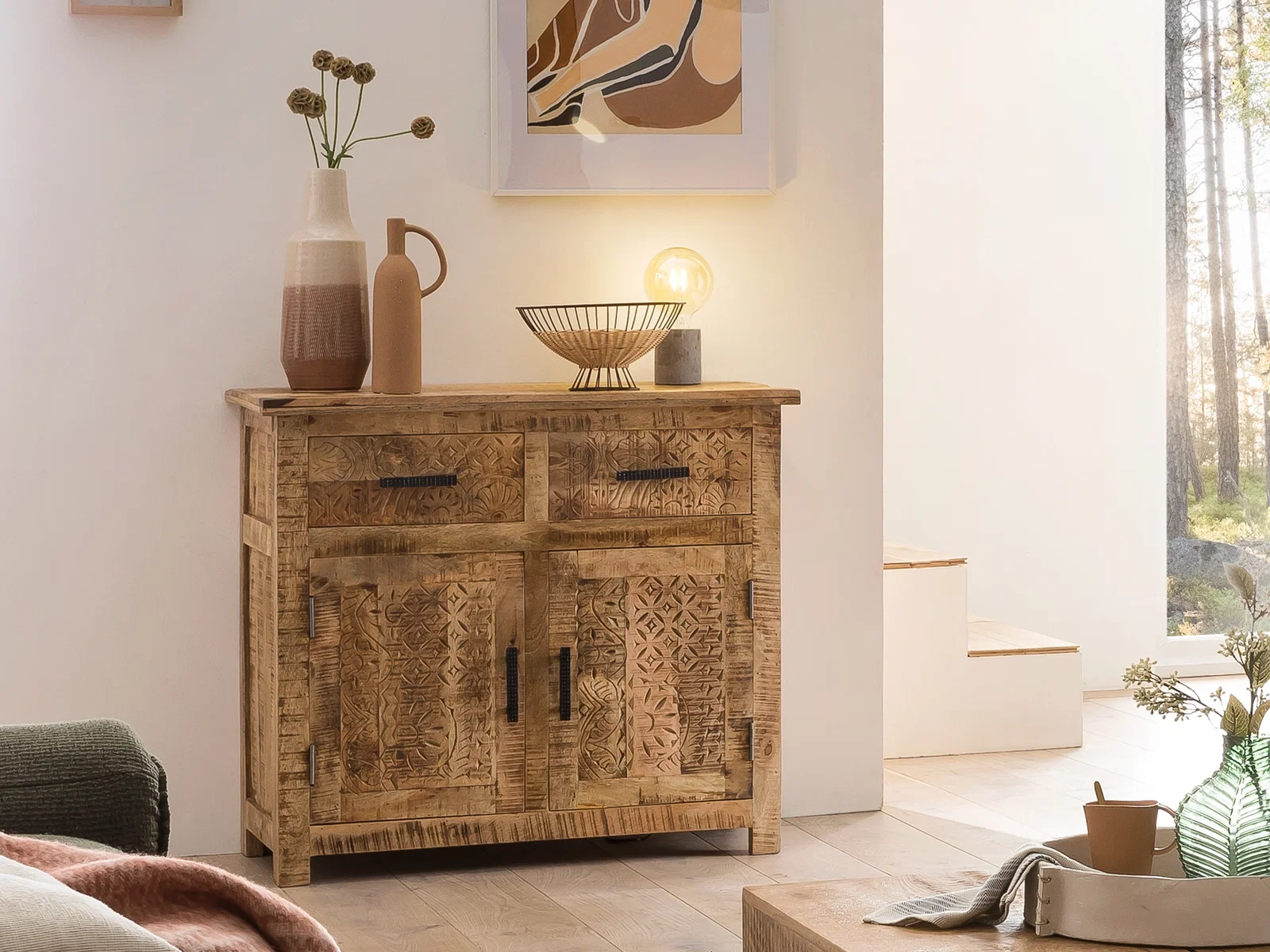 Holz-Aufbewahrungsboxen und -körbe in warmen Naturtönen, stimmiges Wohn-Ambiente im minimalistischen skandinavischen Stil