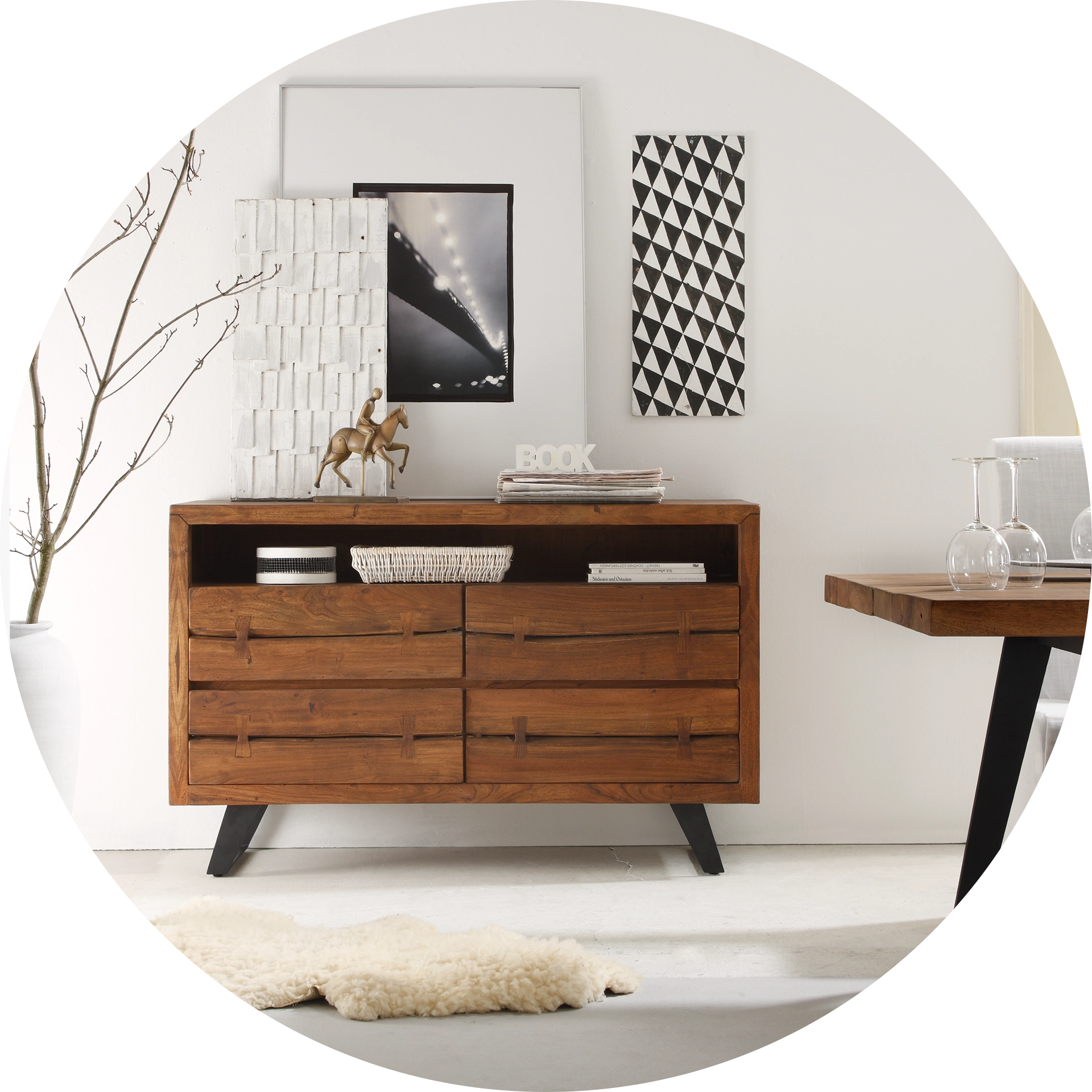 Skandinavisches Wohnzimmer mit Holz, klaren Linien und warmen Textilien – gemütliche Hygge‑Atmosphäre