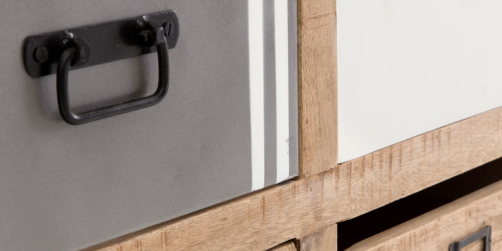 Pune Detail mit Metallgriff, Stahlblech und Mangoholz im Industrial-Look