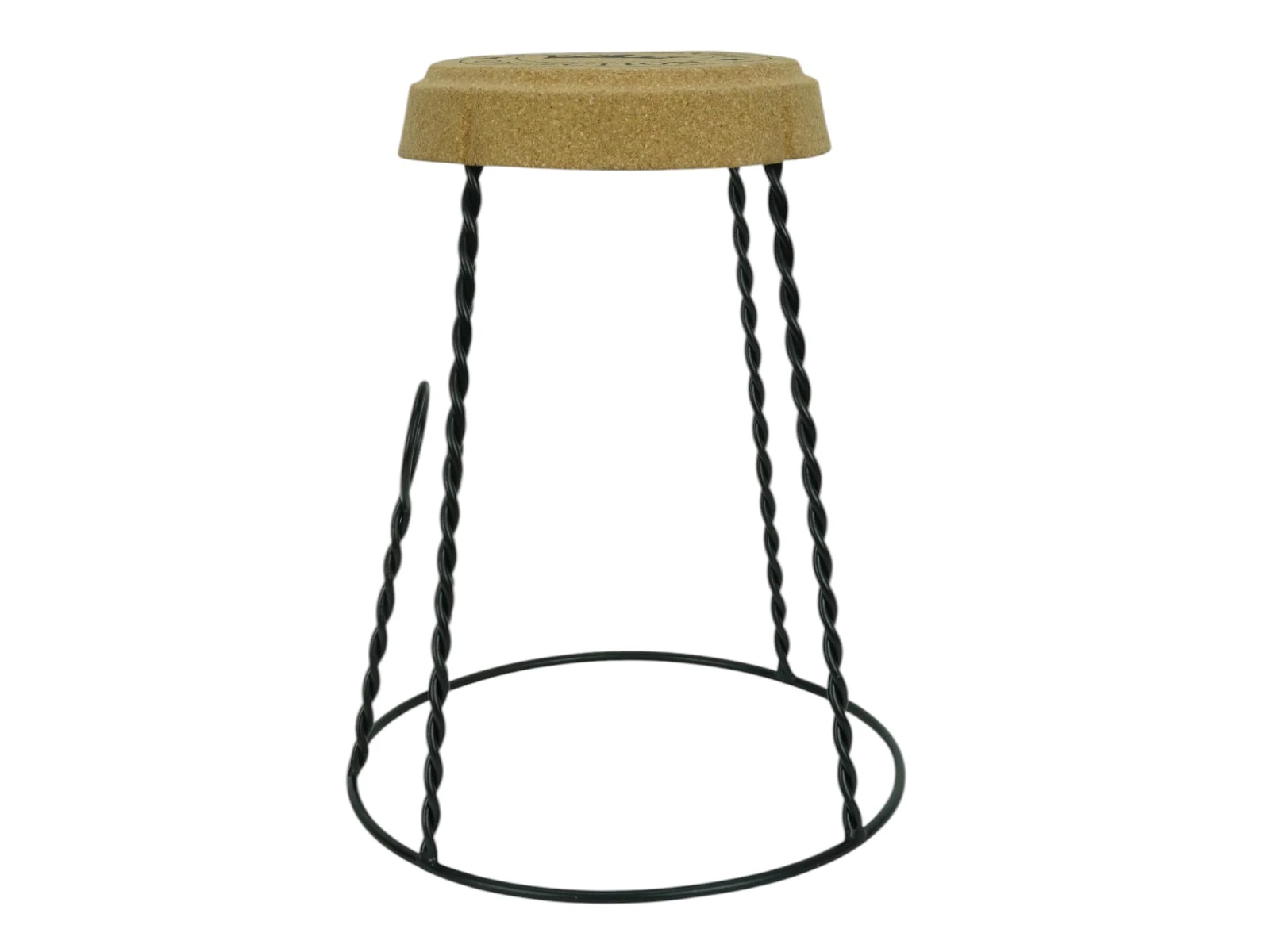 Freisteller: Hocker Corkano 45°-Ansicht – brauner Korksitz auf schwarzen Metallbeinen, Ø40×H50 cm Designhocker.