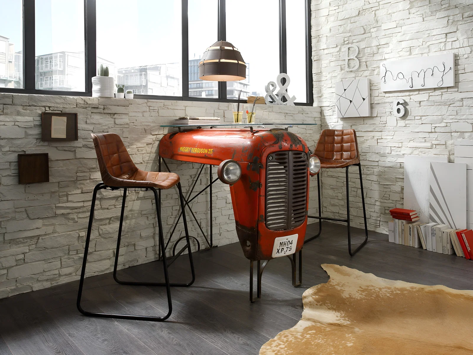 Ausgefallener Bartisch aus einer Traktorfront mit Glasplatte und zwei Barstühlen im Industrial-Stil