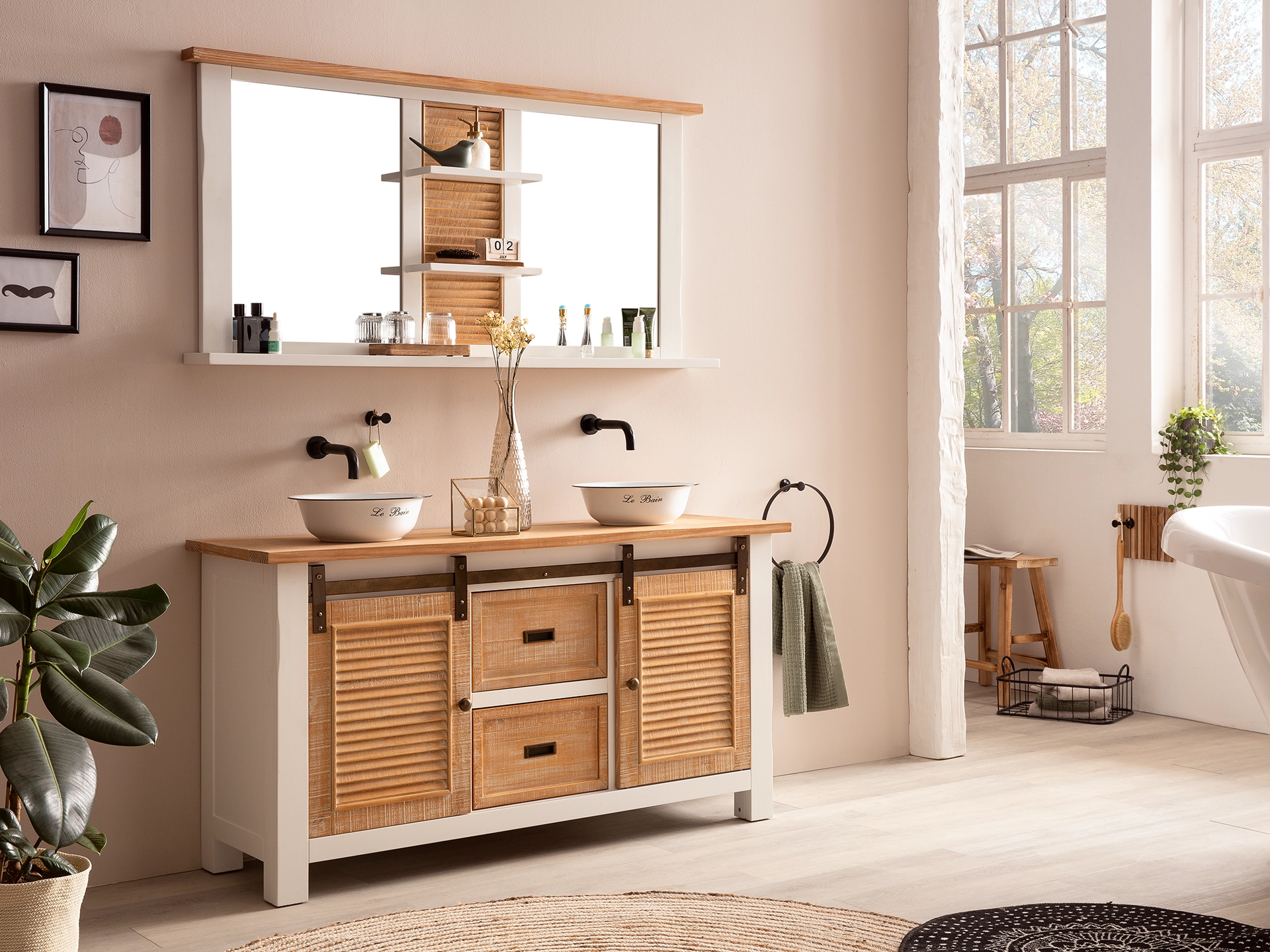 Landhaus Badset Capera mit weißem Waschtisch, braunen Holzablagen und großem Wandspiegel schafft natürliche Ruhe und klare Ordnung im Bad