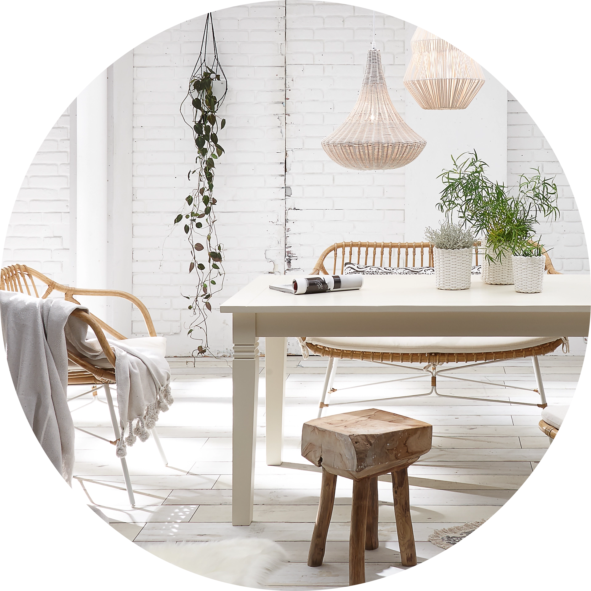 Bohemian White Wohnstil – helles Boho-Wohnzimmer mit weißen Möbeln, Rattan-Elementen, Naturtextilien und Pflanzen, gemütlich