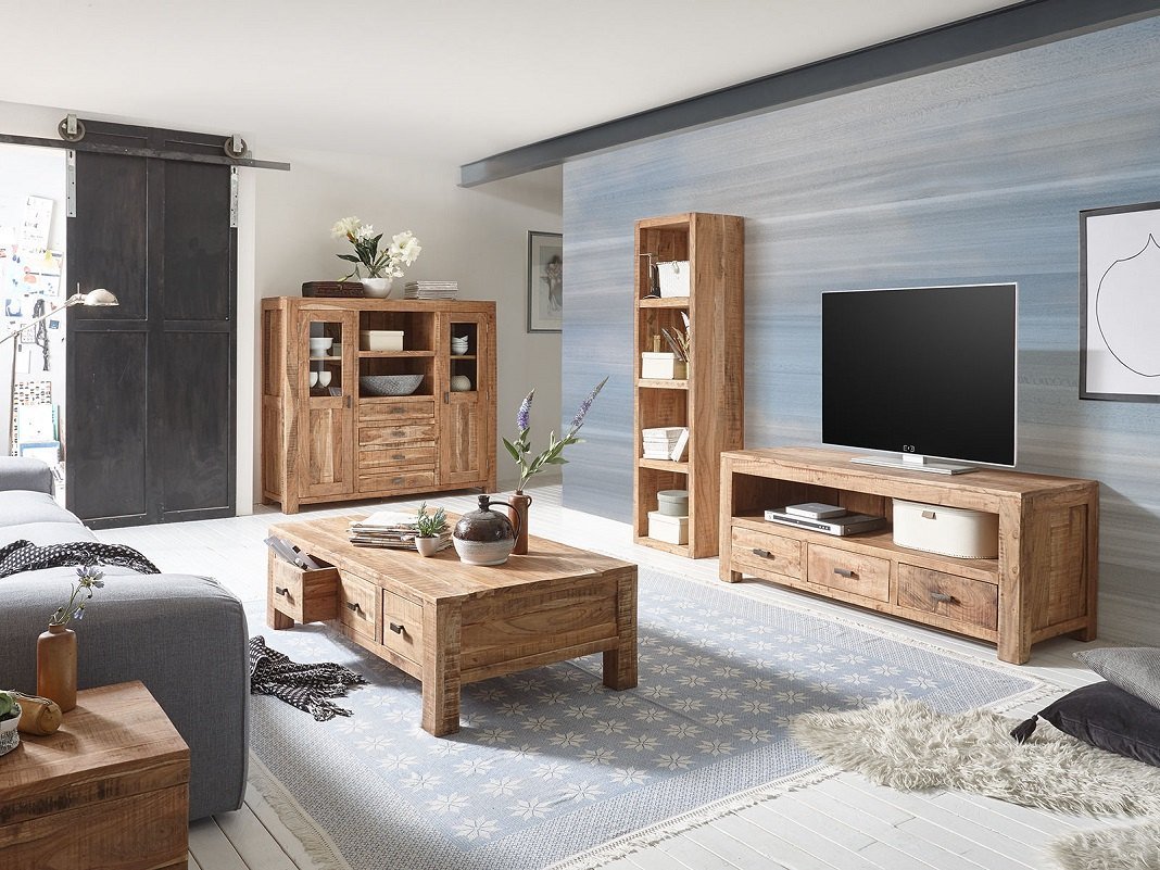 Würfelregal aus hellem Holz als Teil einer modernen Wohnwand, offene Fächer mit Dekoration, gemütliches Wohnzimmerambiente