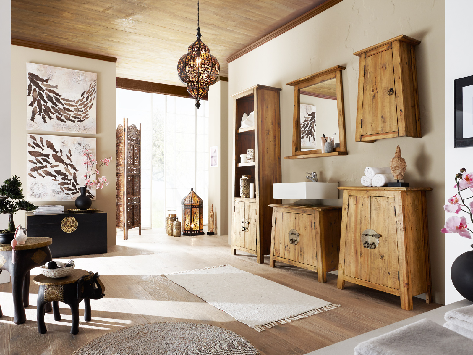 Hängeschrank Rangun Badmöbel-Set Rangun in 45° Raumansicht, lackierte recycelte Pinie Braun mit Unterschrank, Hochschrank und Wandspiegel