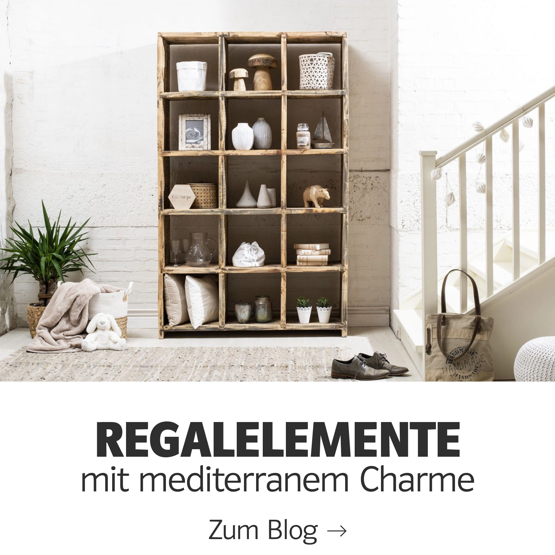 Zwei modulare Regalelemente aus Holz vor neutralem Hintergrund, modernes minimalistisches Wandregal zur flexiblen Kombination