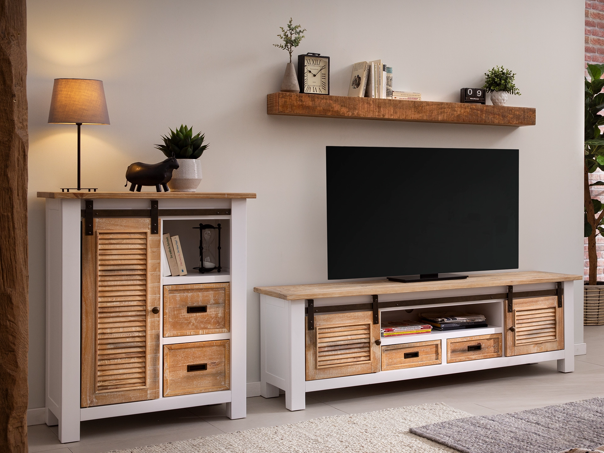 Capera A4 Holzmöbel in Ambienteaufnahme, helles Holz, skandinavischer minimalistischer Stil, warme Farbtöne