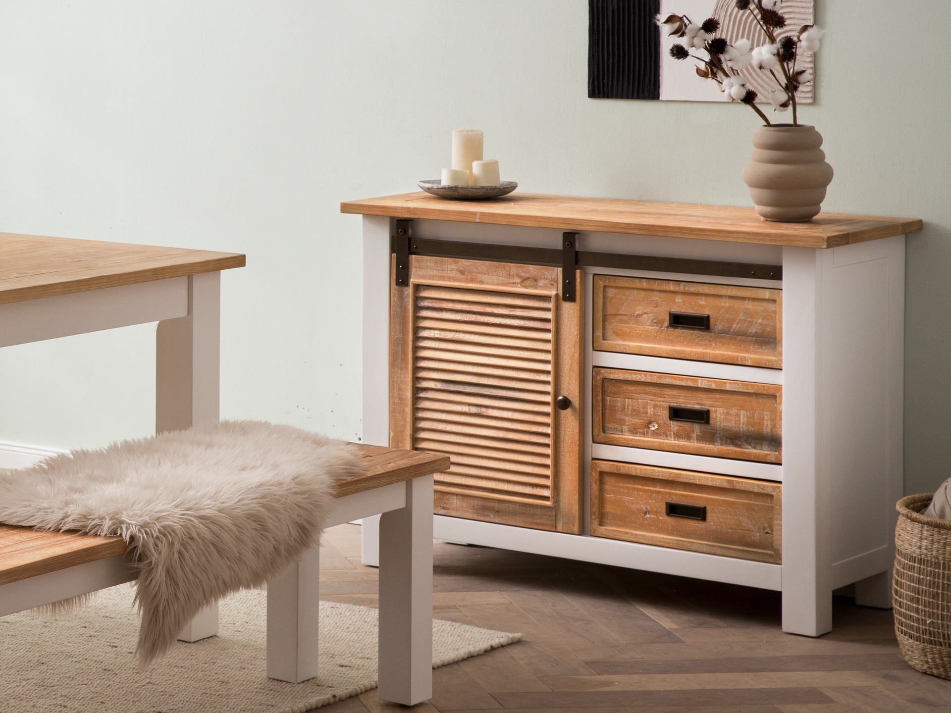 Ambienteaufnahme des Capera Esszimmerstuhls mit gepolsterter Sitzfläche und Holzfüßen in modernem, neutralem Interieur