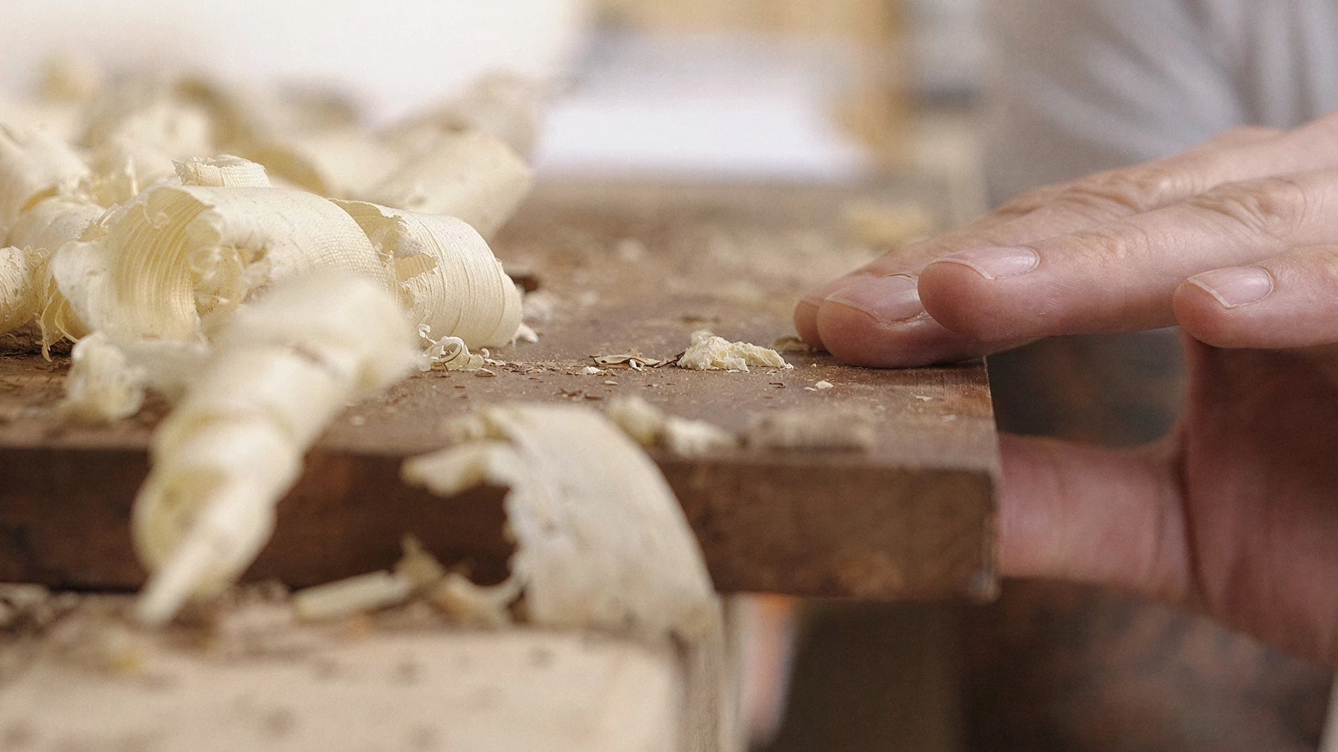 Infografik: Wissenswertes – Übersicht zu Holzoberflächen. Sachliche Darstellung in neutralen Tönen mit klar strukturierten Infos.