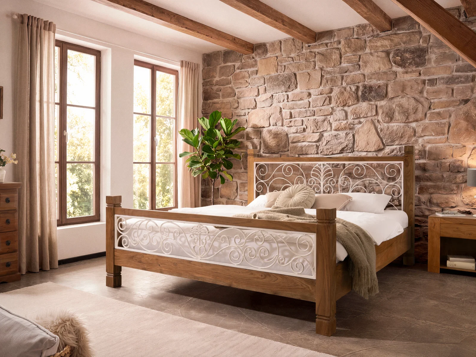 Holzbett mit weißen Metallornamenten an Kopf- und Fußteil in einem rustikalen Schlafzimmer mit Natursteinwand.