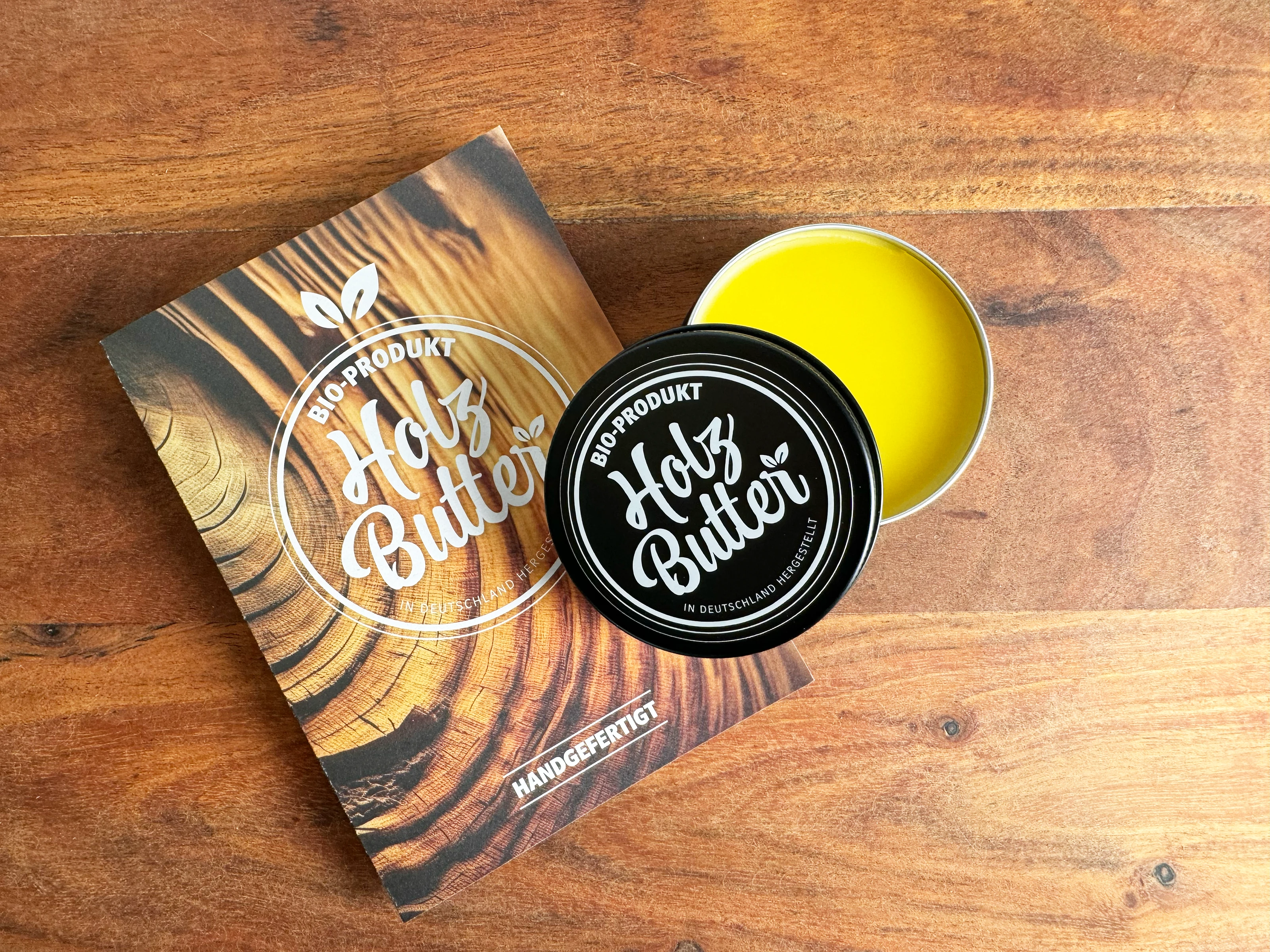 Ambienteaufnahme: Dose Holzbutter auf Holzoberfläche – natürliche Pflegepaste für Holz, cremig, neutraler Hintergrund
