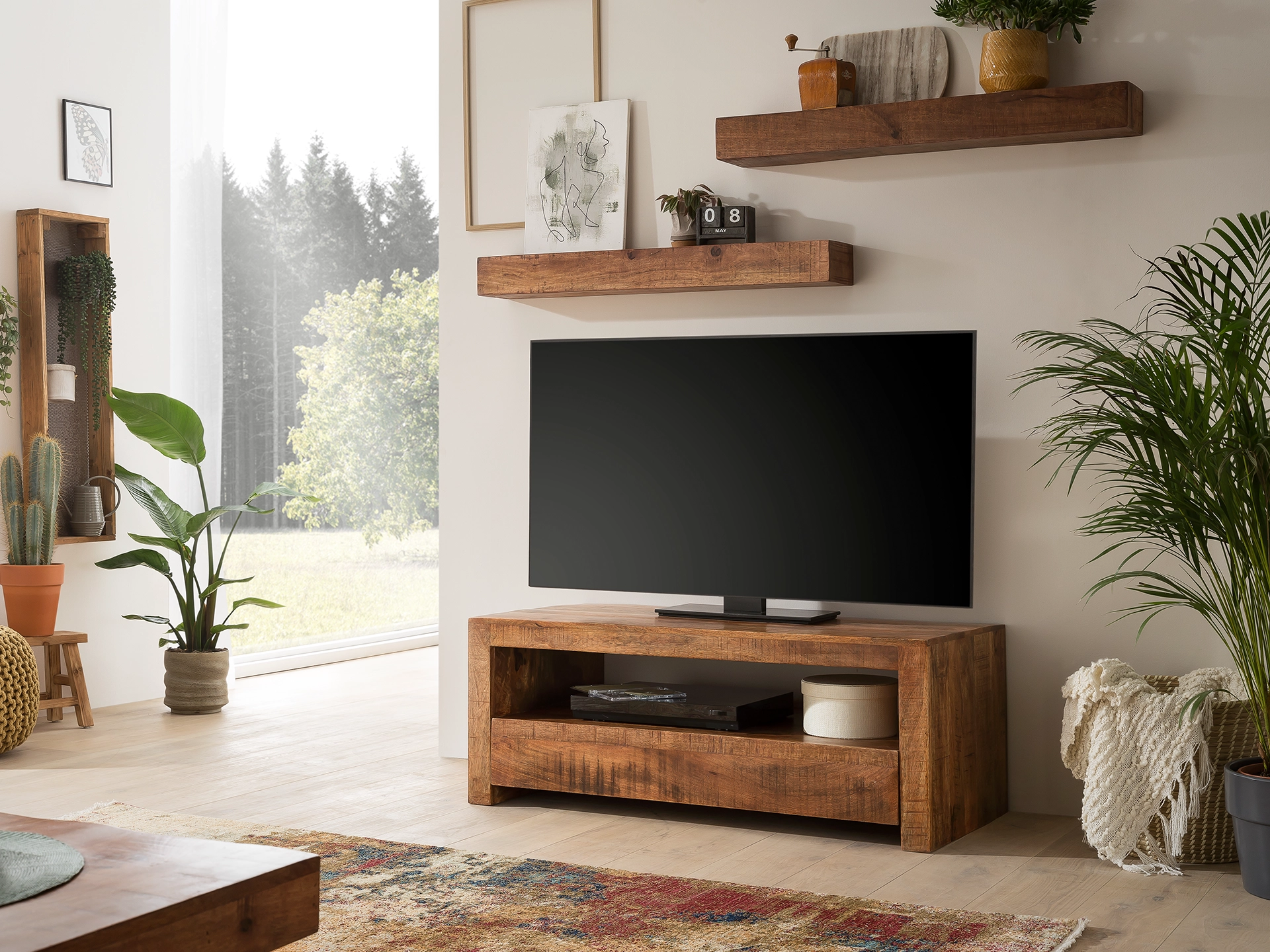 Rustikales Country-Landhausmöbel aus Massivholz im warmen Wohnambiente, natürliche Holzmaserung und weiche Beleuchtung