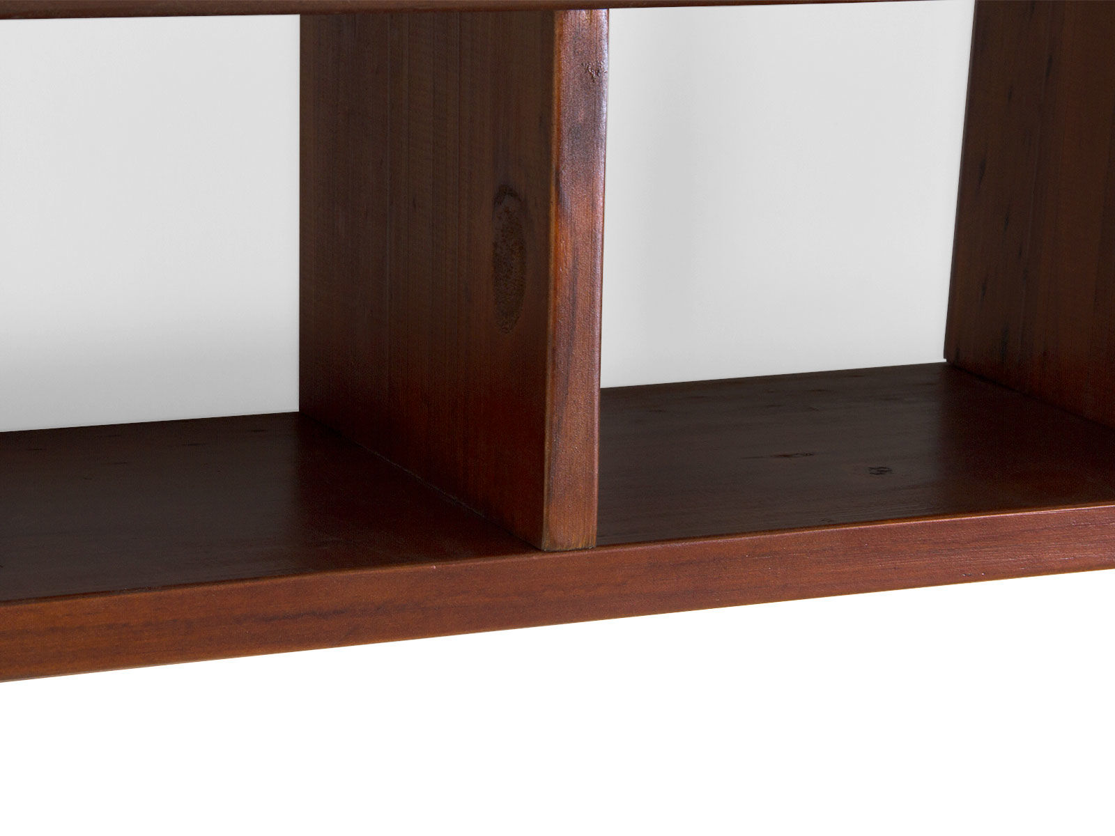 Detailansicht freigestellt: lackierte Pinie-Oberfläche vom Wandregal Catana braun (100×25×20 cm) aus Holz