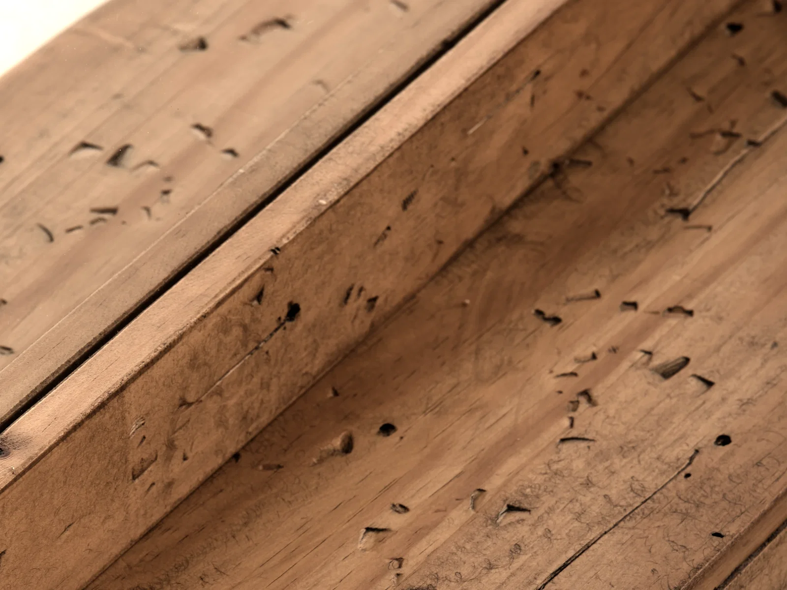 Detailbild der lackierten braunen Pinie-Holzoberfläche des rechteckigen Spiegels Otago 150x80, 45-Grad-Ansicht