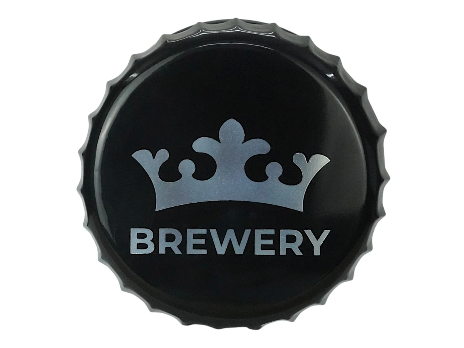 Freisteller-Frontansicht eines schwarzen Flaschenverschlusses mit silbernem Kronenlogo und Schriftzug „BREWERY“