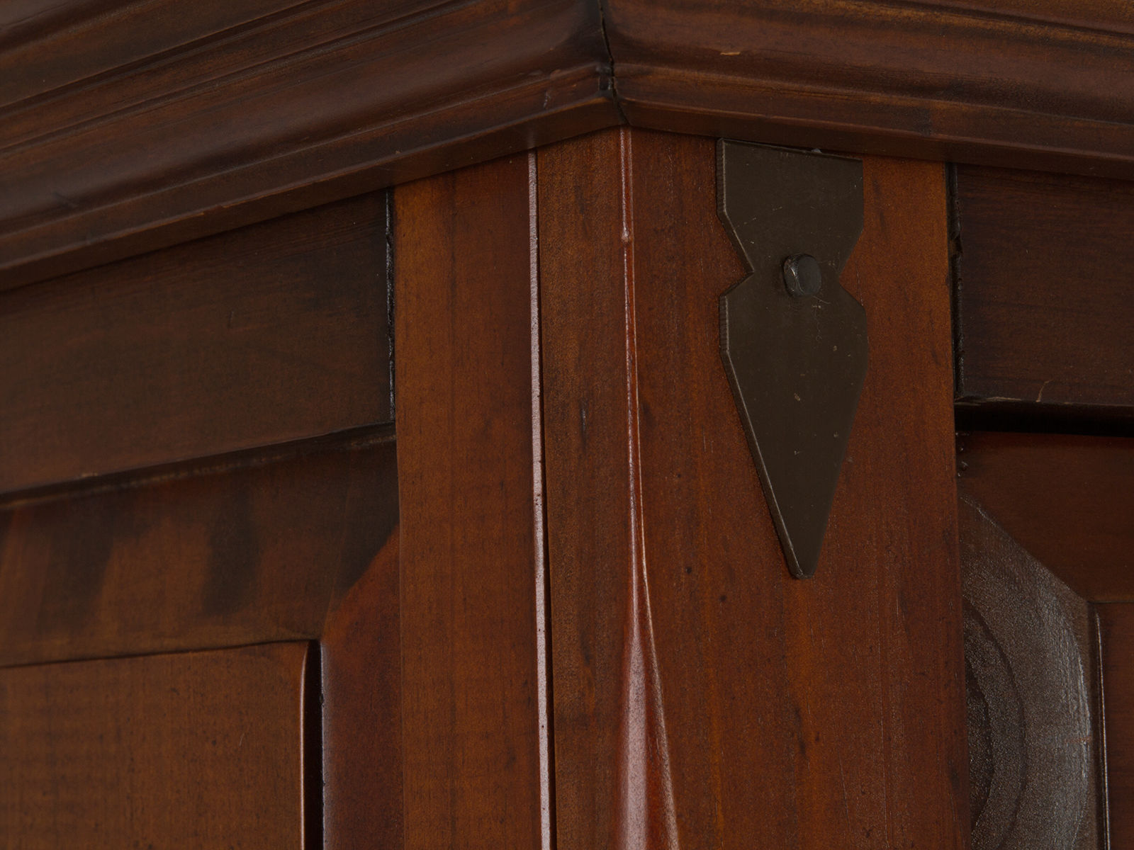 Detailansicht Highboard Catana braun aus lackiertem Pinienholz mit markantem Metallbeschlag.