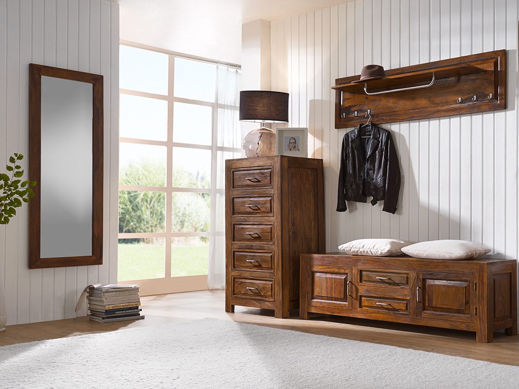 Massivholz-Schuhbank mit Sitzfläche und offenen Schuhfächern, sichtbare Holzmaserung und schlichtes, zeitloses Design – ideal für Flur und Eingangsbereich