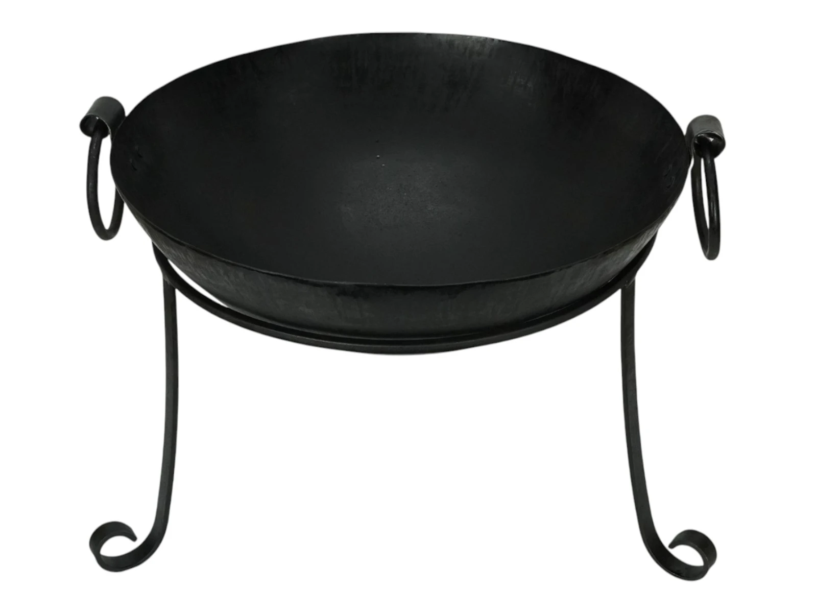 Freisteller 45°-Ansicht: Runde Feuerschale Embero Pure (Ø50×H35 cm) aus schwarzem Metall auf drei geschwungenen Beinen.