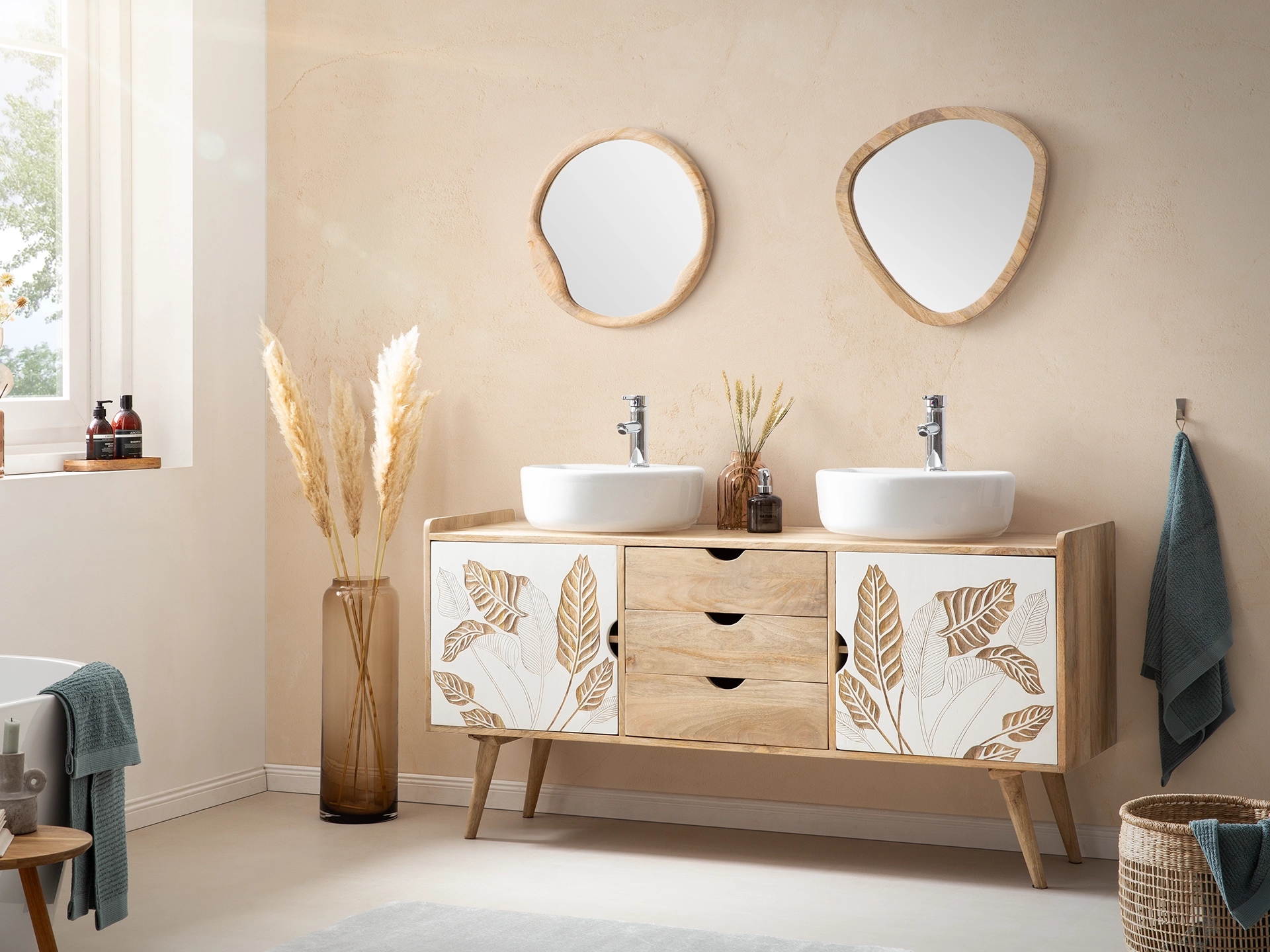 Barani Sitzmöbel in stilvollem Ambiente: modernes skandinavisches Design mit Holzdetails in hellem Wohnraum.