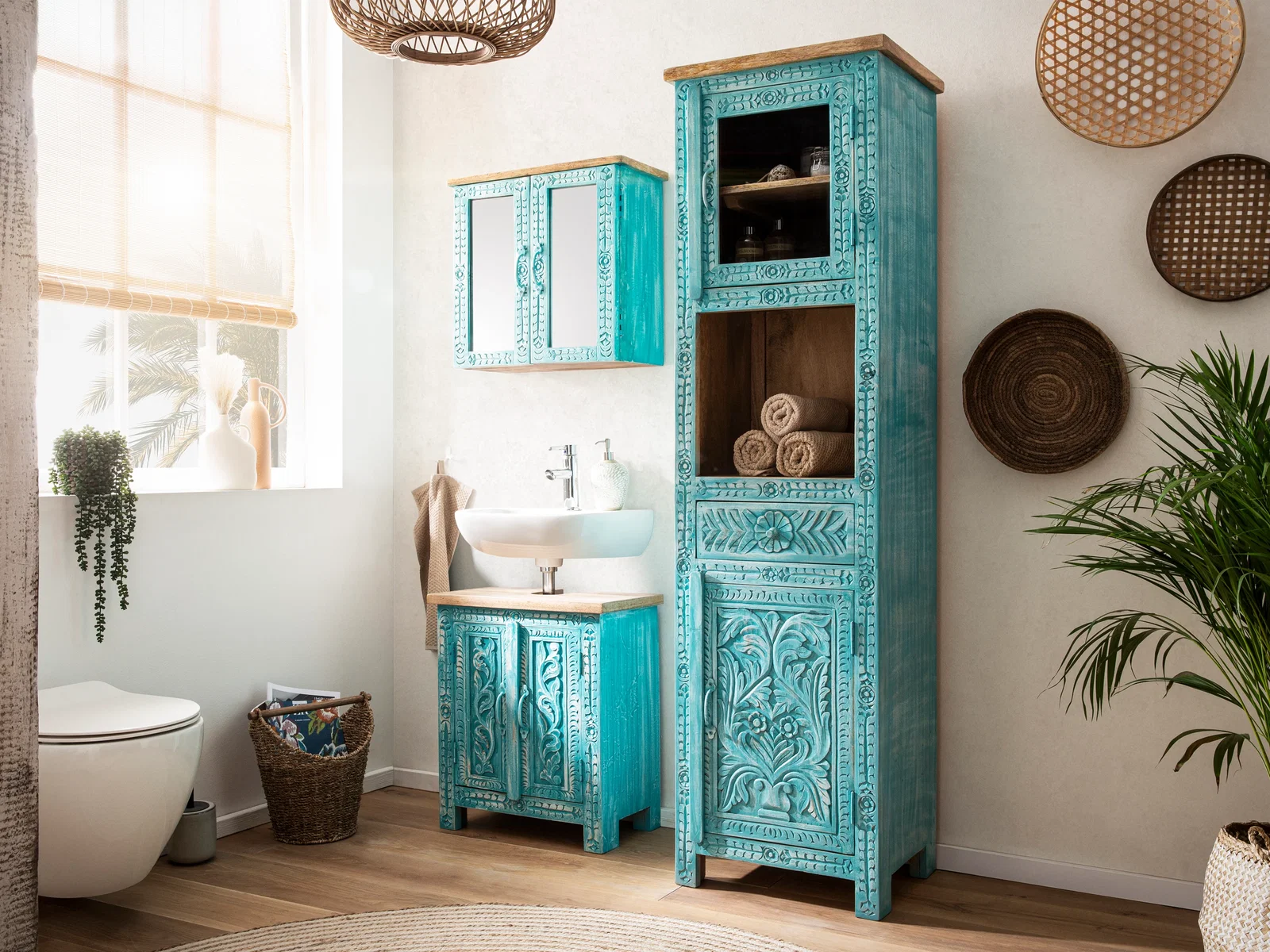 Santa Cruz Badmöbel aus massivem Mangoholz mit handgeschnitzten Fronten im Boho-Stil