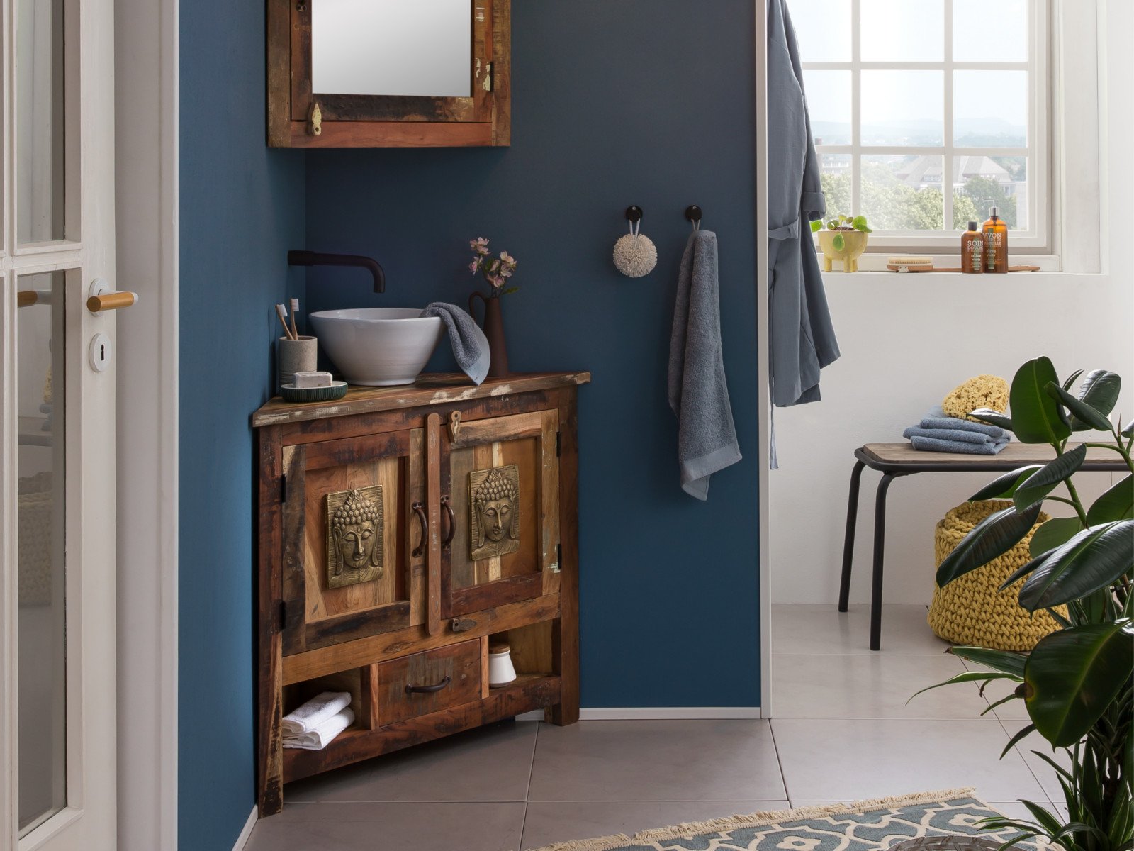 Moderner Holztisch "Sumana" mit weißer Tischplatte (WT) in hellem Wohnambiente – skandinavischer Stil, natürliche Holzbeine.